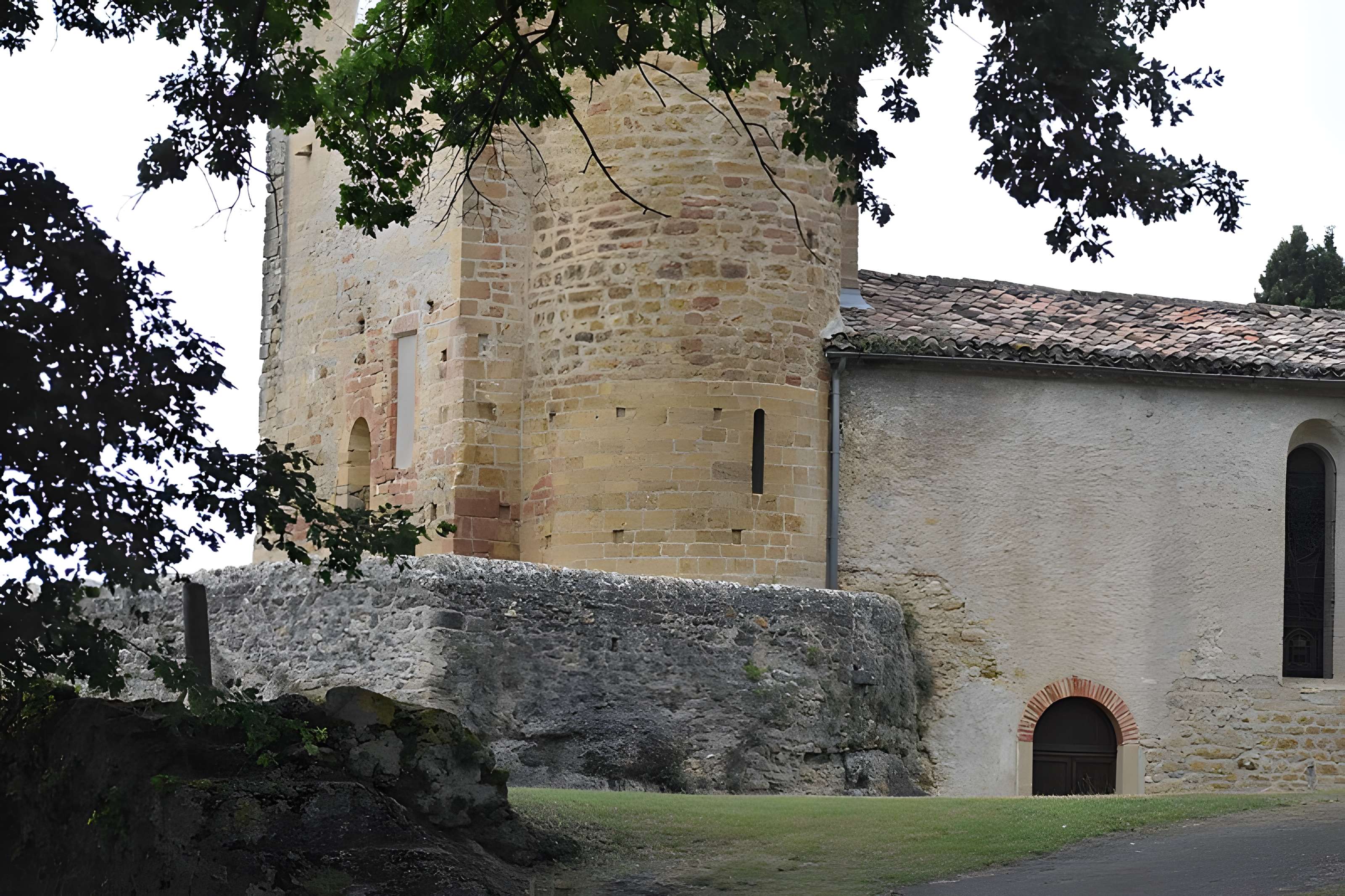 Église Notre-Dame et croix de pierre de Vals
