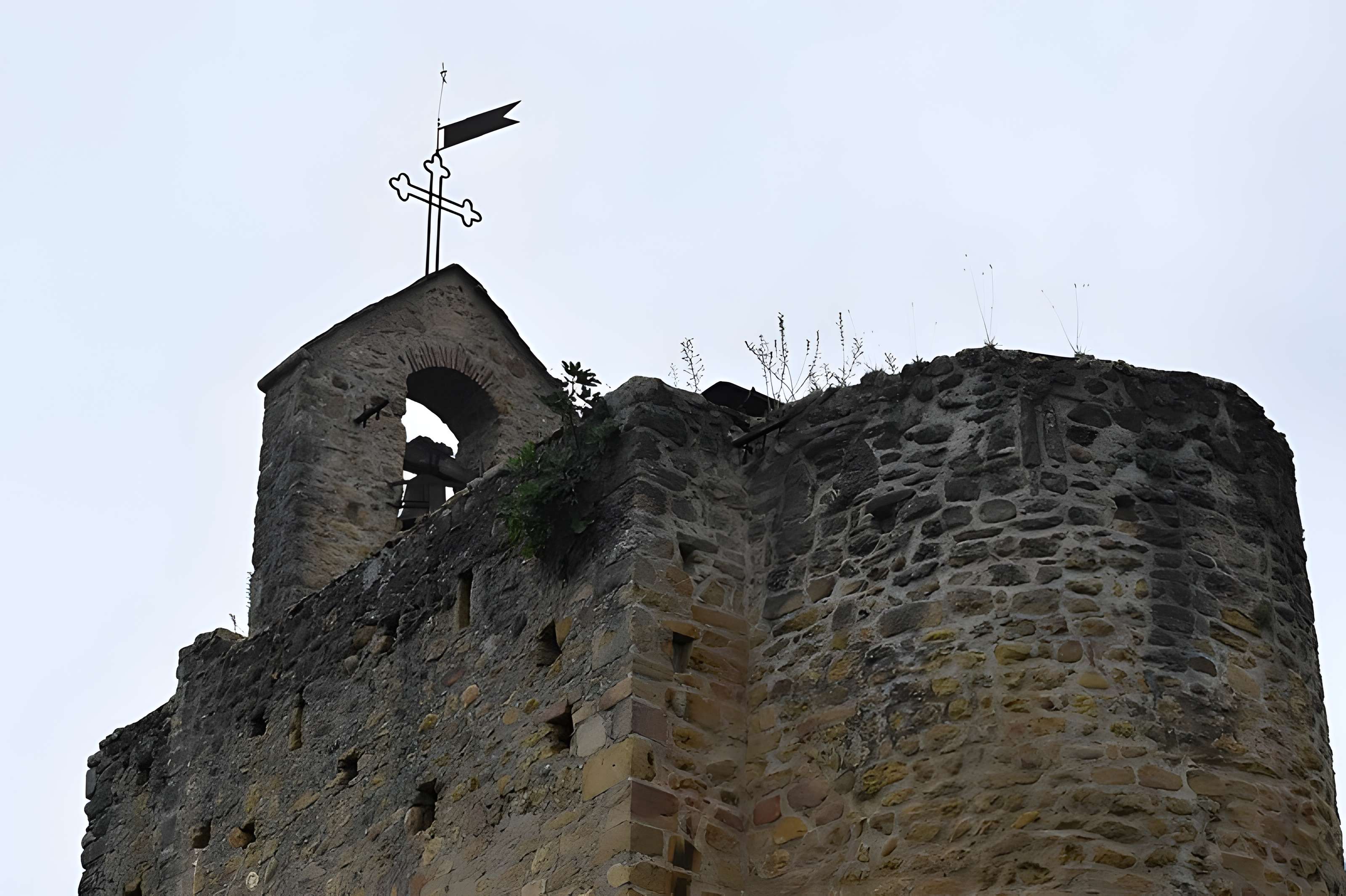 Église Notre-Dame et croix de pierre de Vals