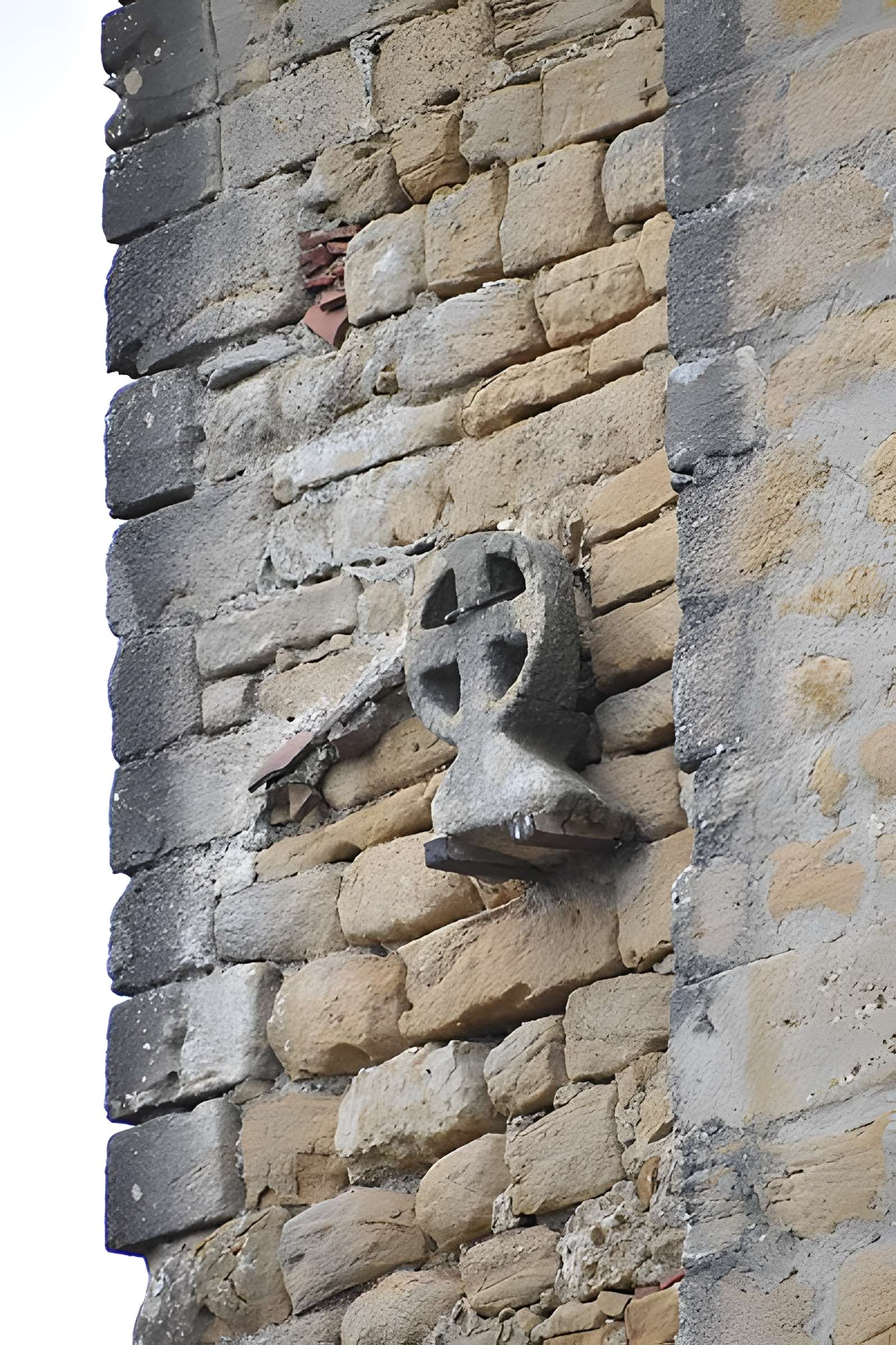 Église Notre-Dame et croix de pierre de Vals