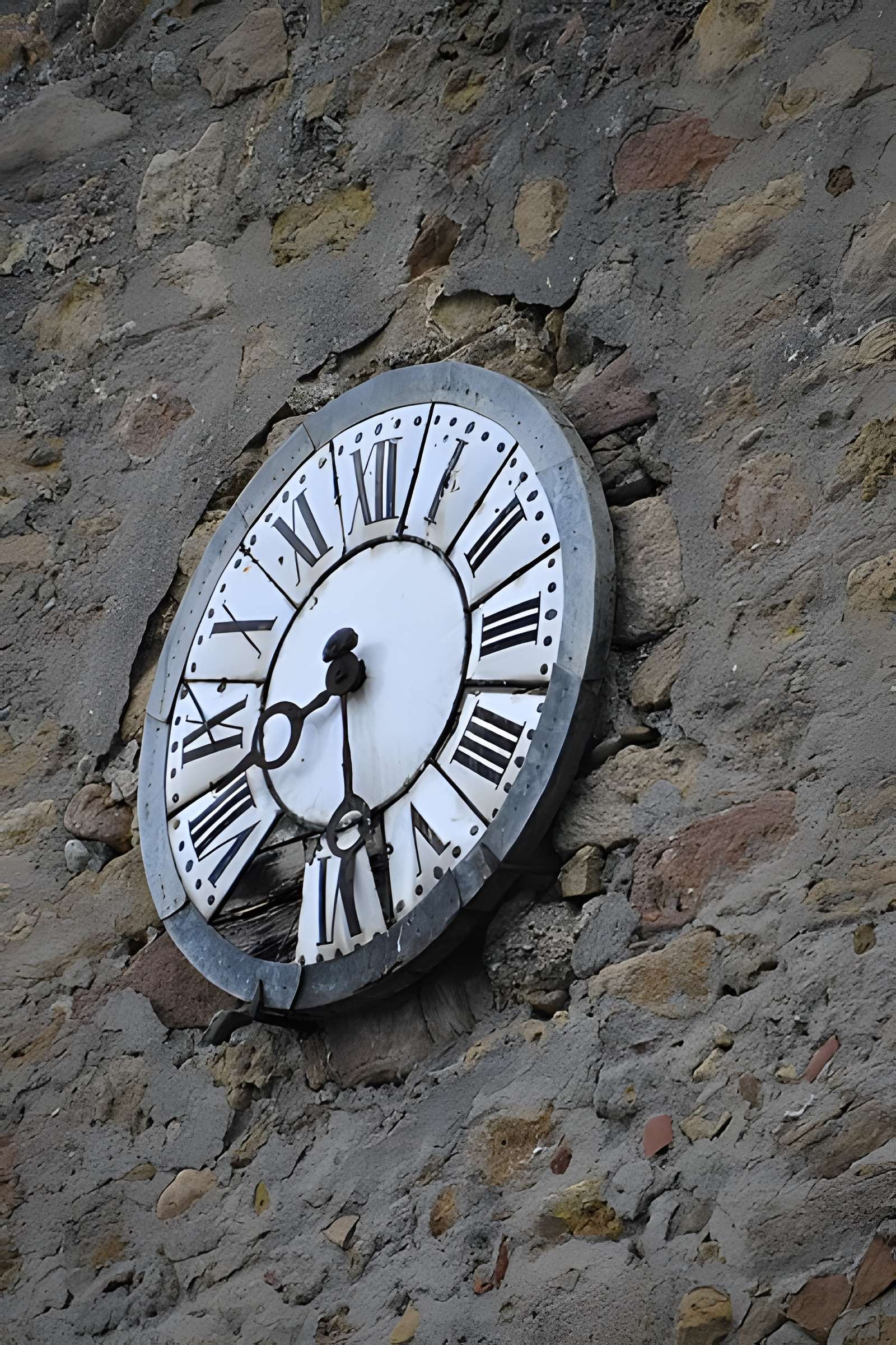 Église Notre-Dame et croix de pierre de Vals