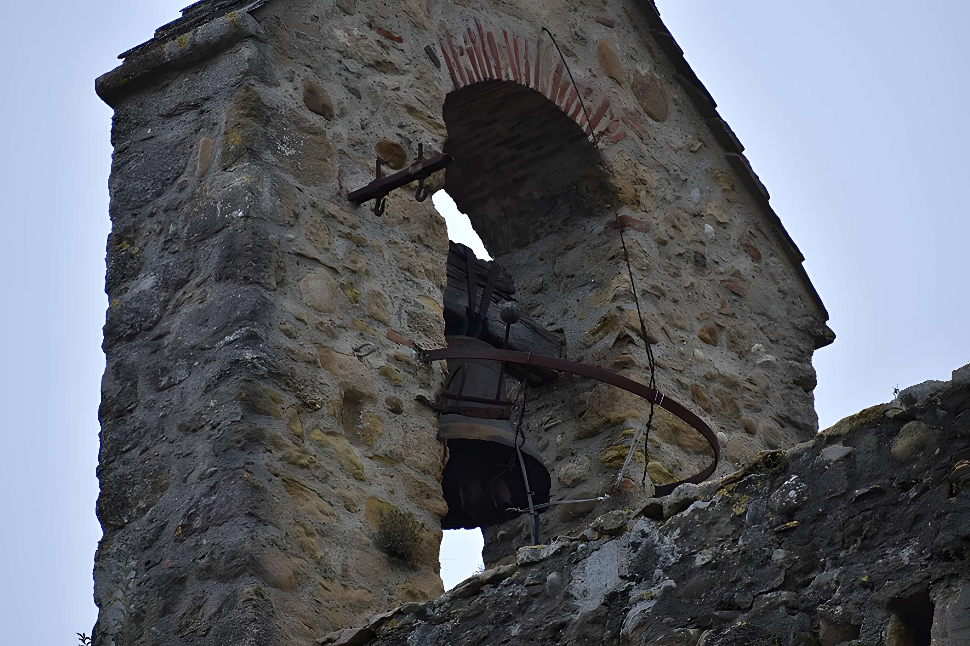 Église Notre-Dame et croix de pierre de Vals