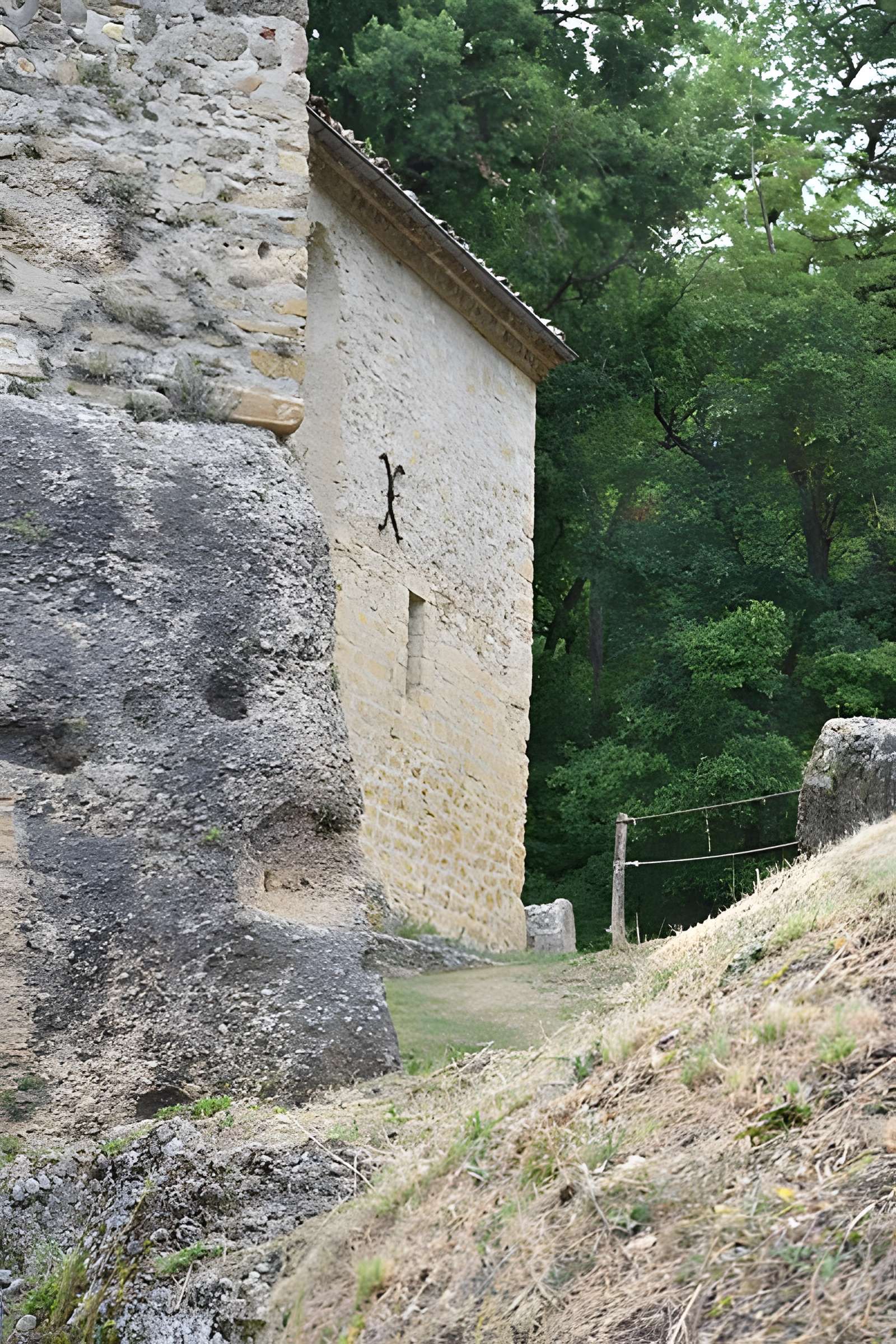 Église Notre-Dame et croix de pierre de Vals