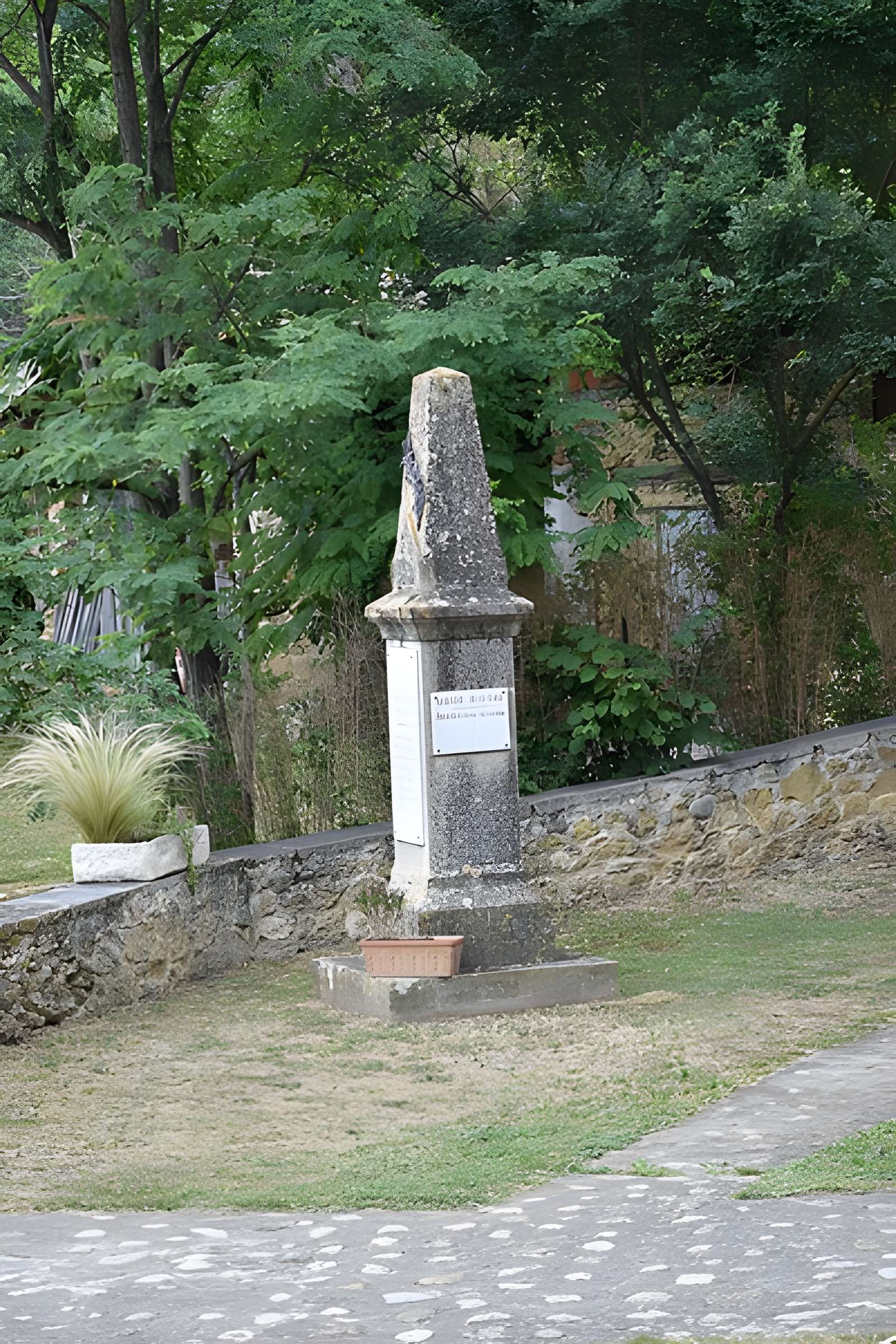 Église Notre-Dame et croix de pierre de Vals