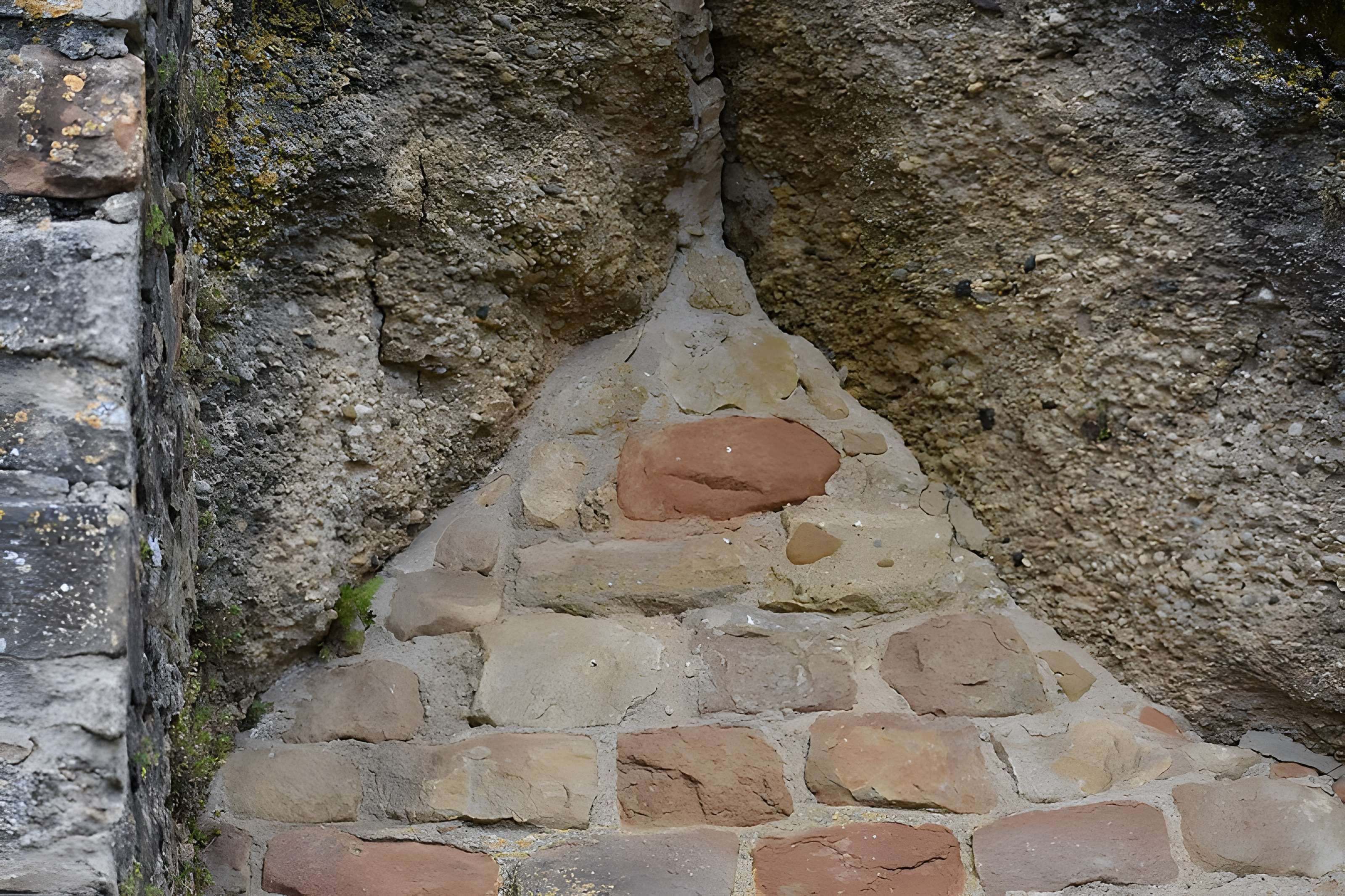 Église Notre-Dame et croix de pierre de Vals