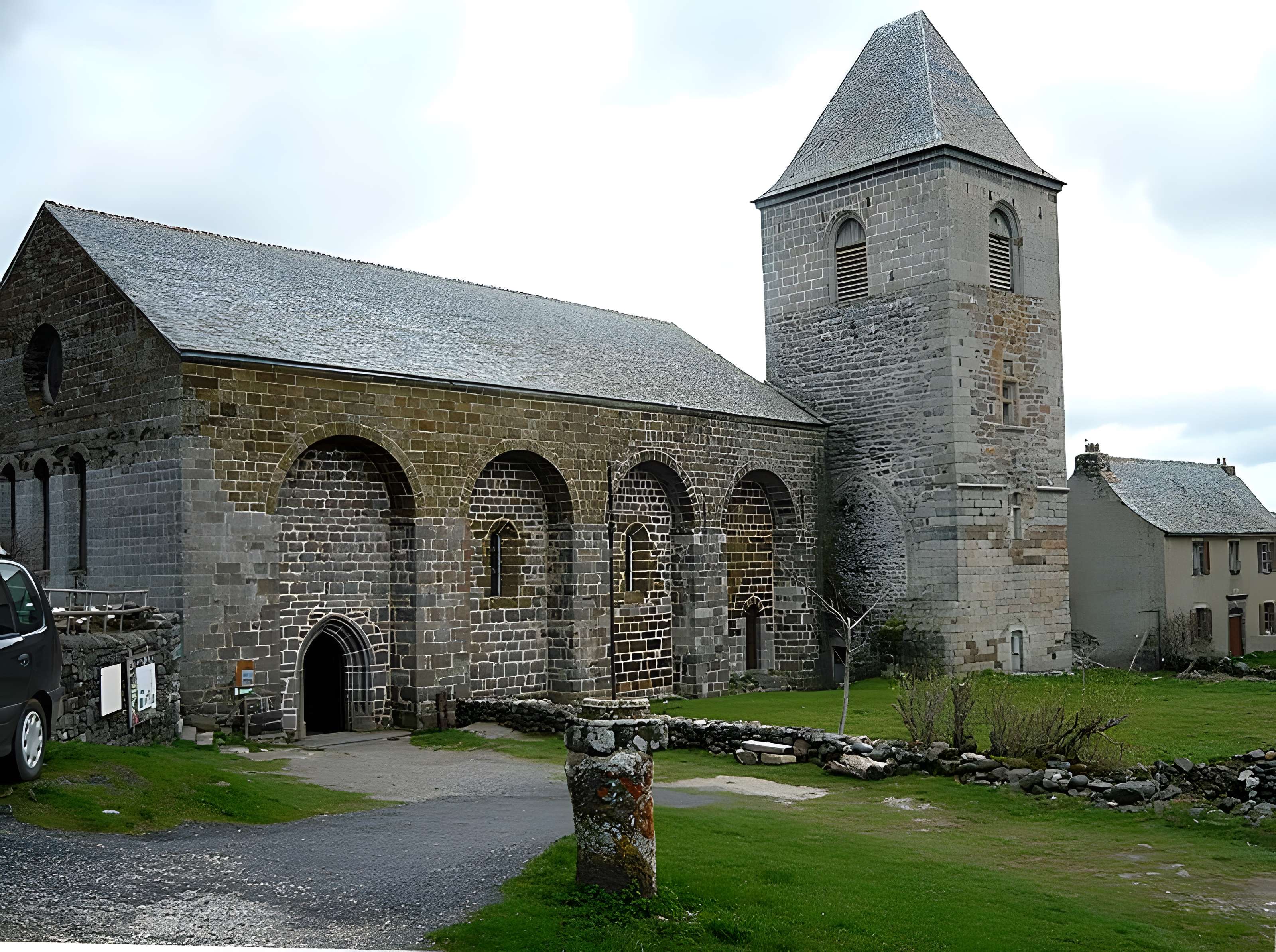 Église Notre-Dame-des-Pauvres de Saint-Chély-d'Aubrac 