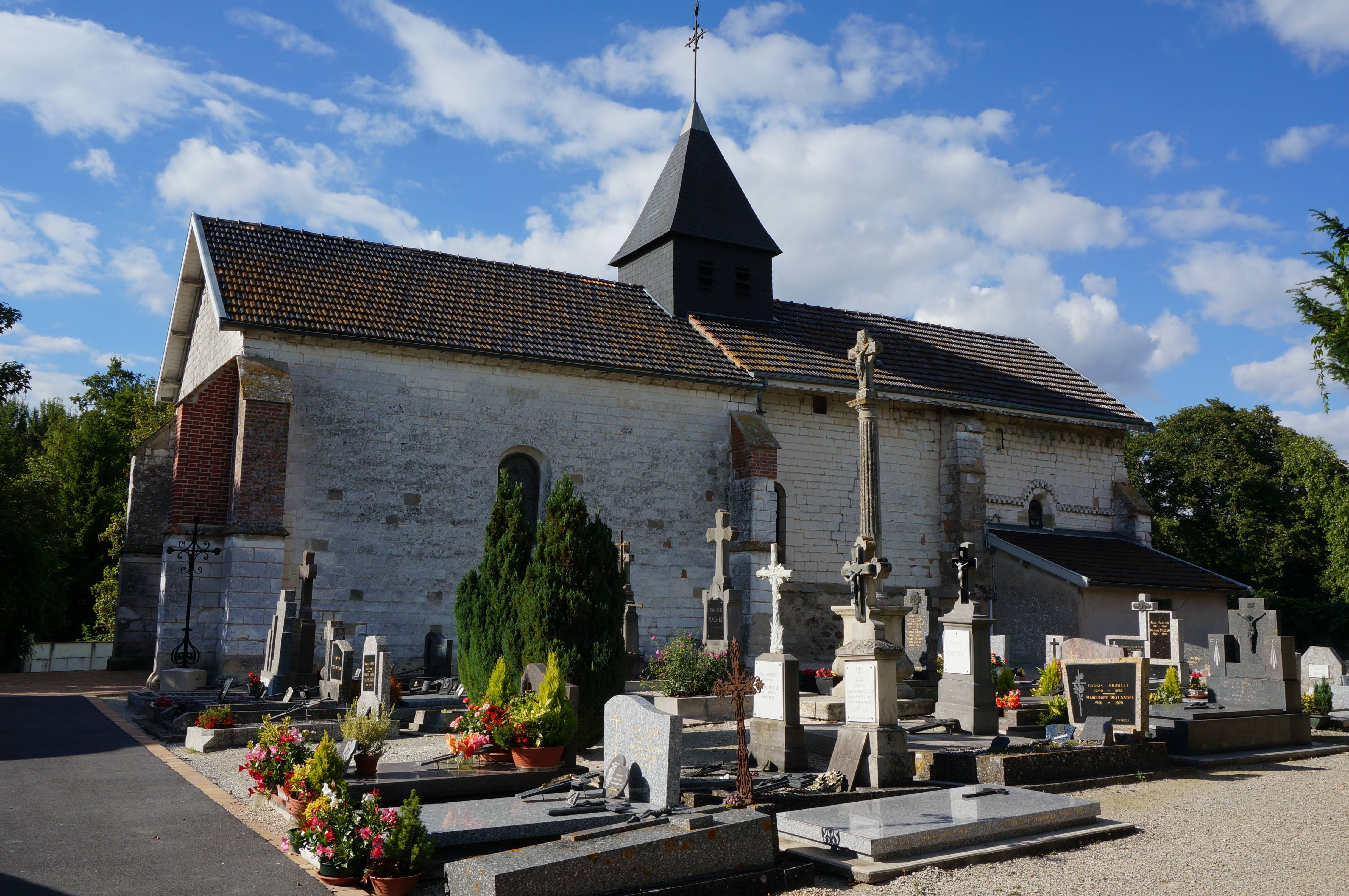 Photo de Kerk van Saint-Pierre en Sint-Paulus van Dampierre-au-Tempel