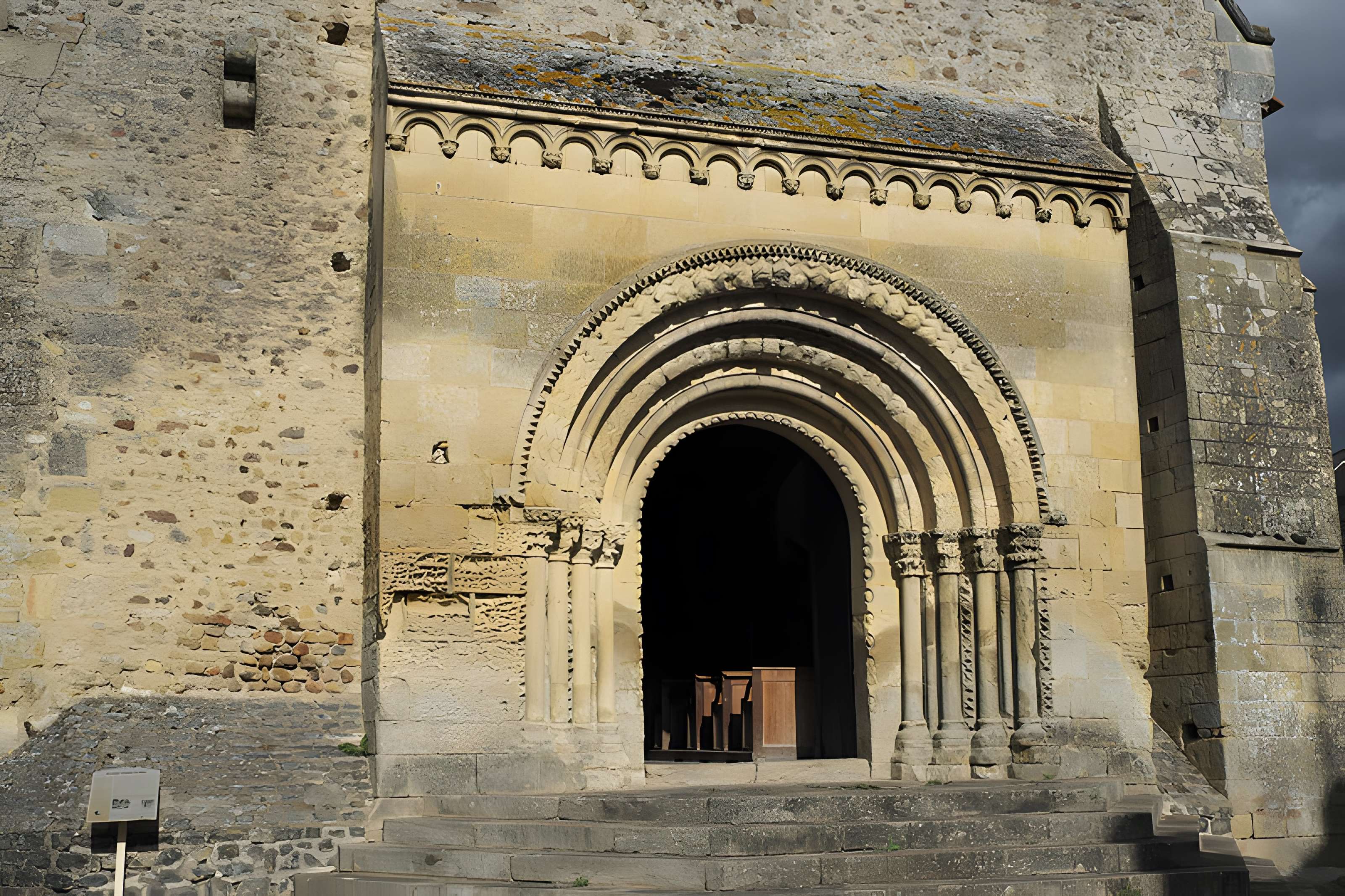 Église Saint-Aubin de Bazouges-sur-le-Loir