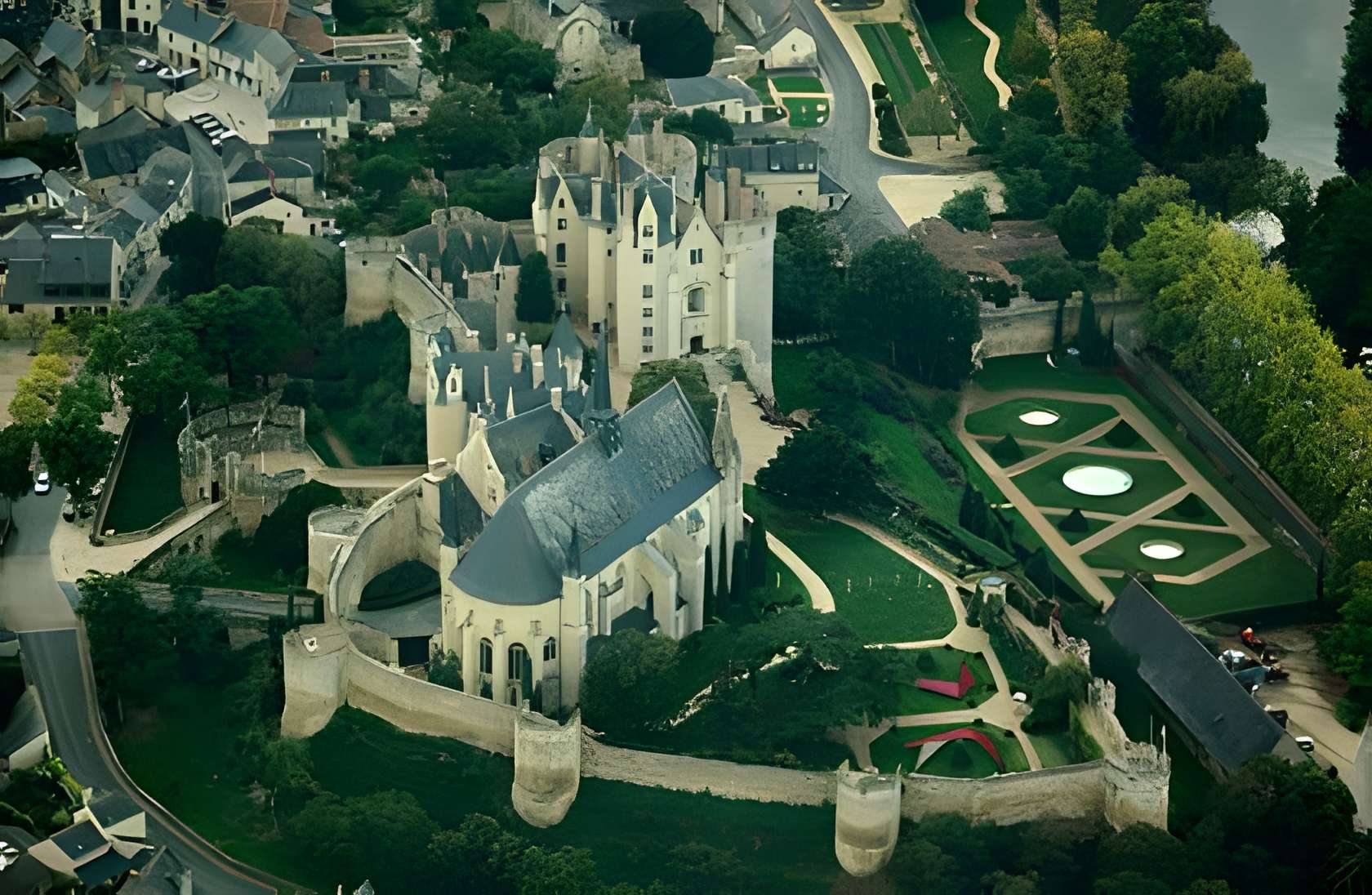 Château de Montreuil-Bellay vue aérienne