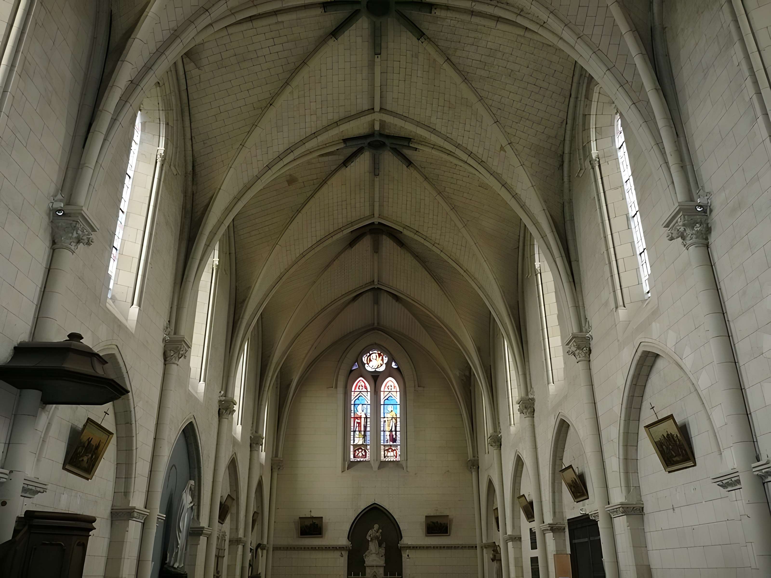 Église Saint-Aubin de Seiches-sur-le-Loir