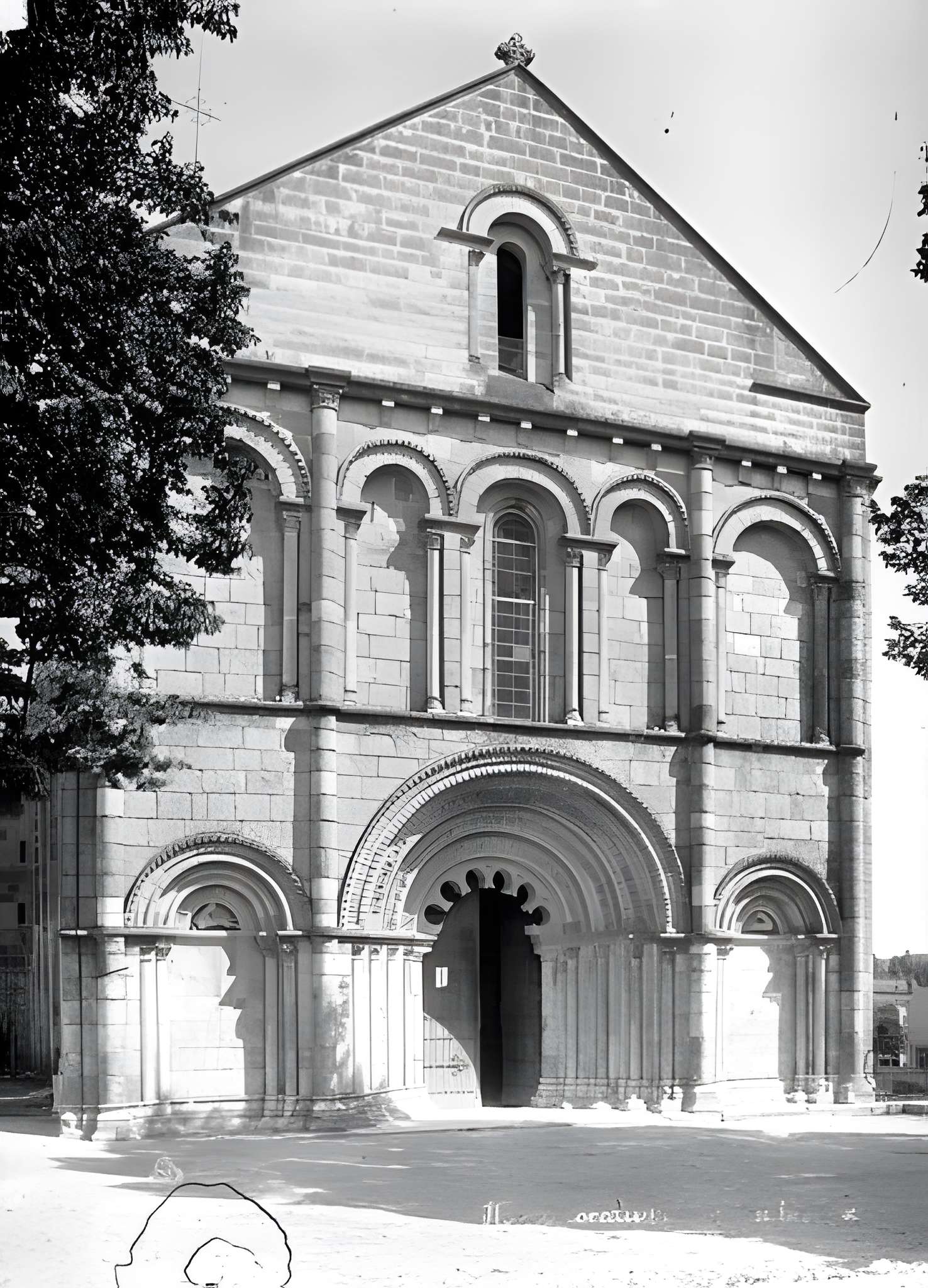 Église Saint-Denis de Montmoreau-Saint-Cybard