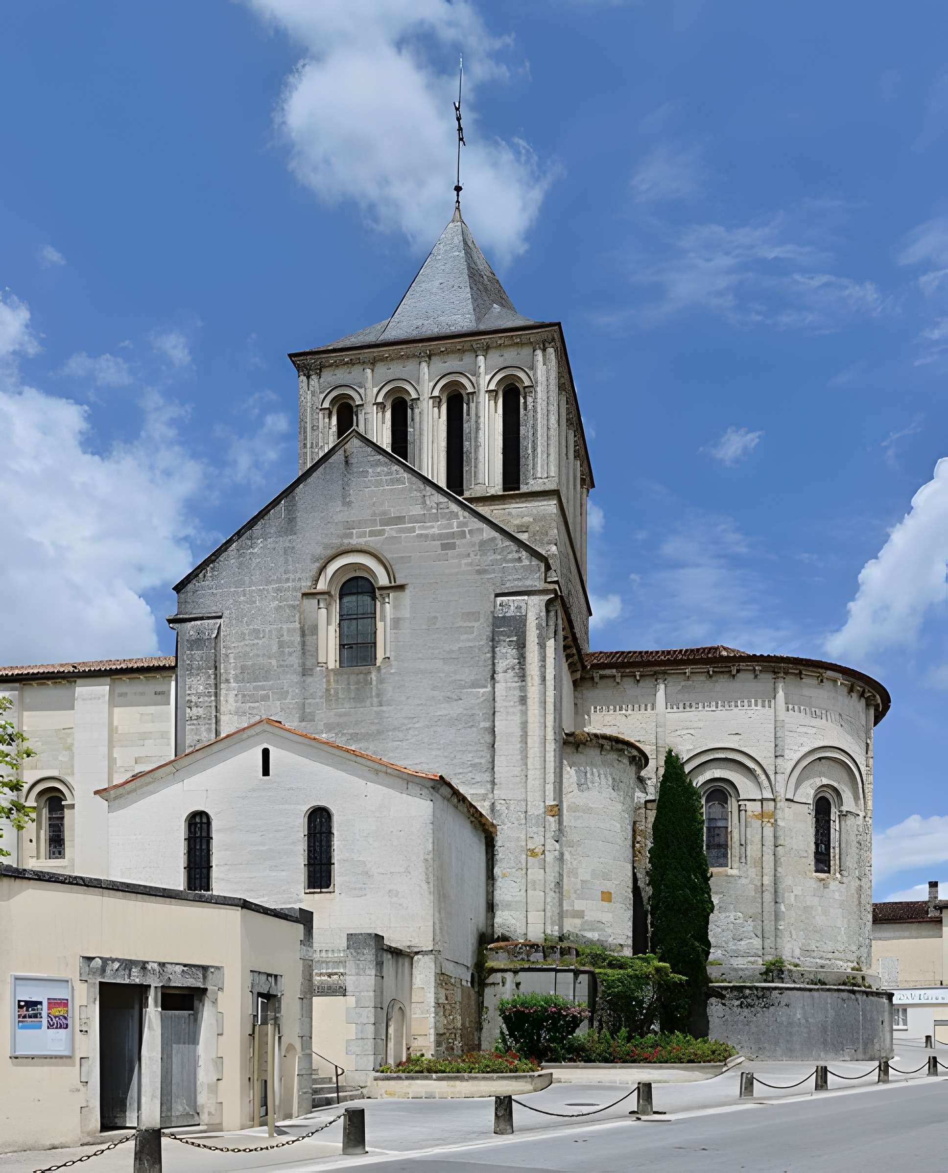 Église Saint-Denis de Montmoreau-Saint-Cybard