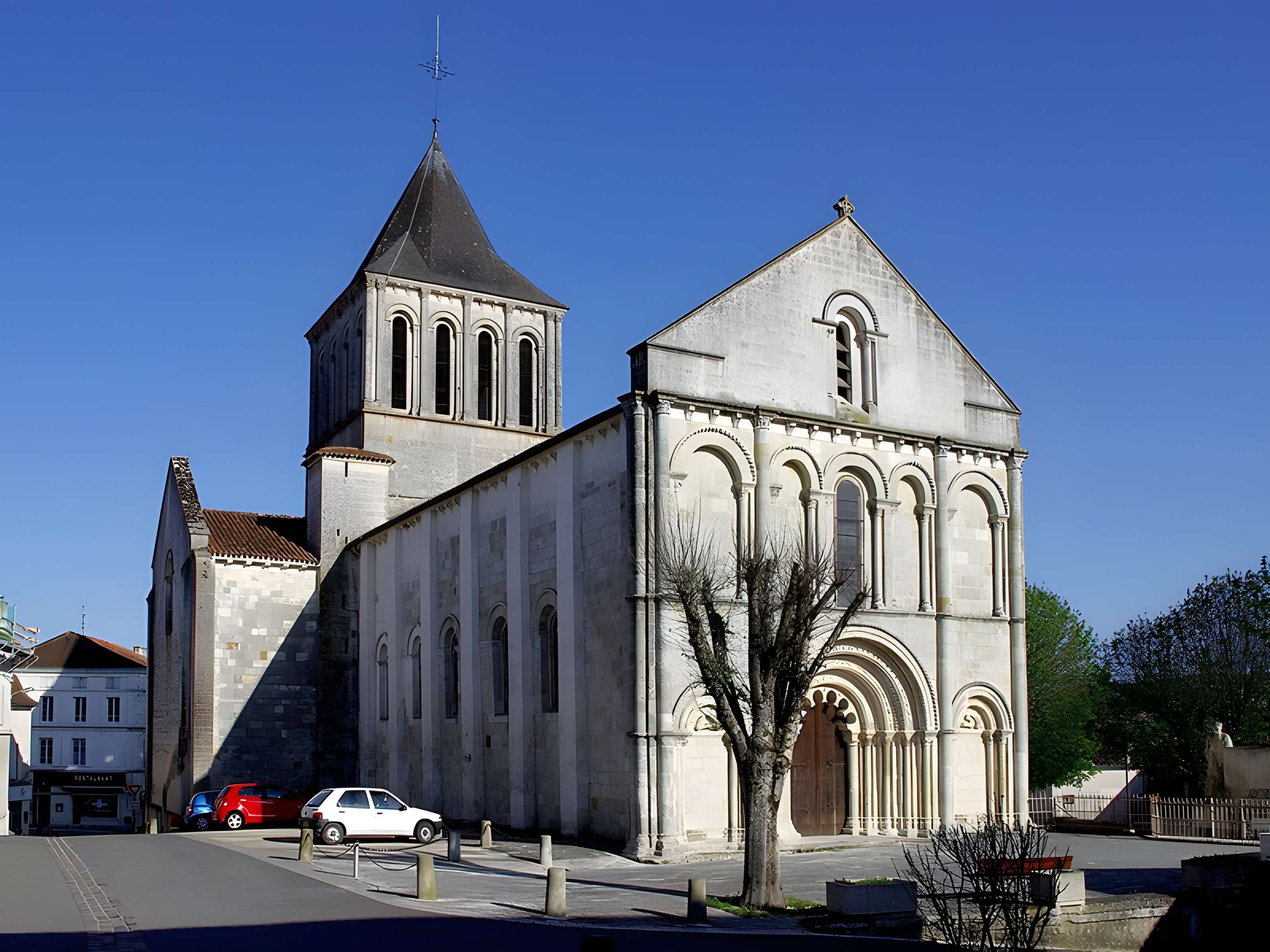 Église Saint-Denis de Montmoreau-Saint-Cybard