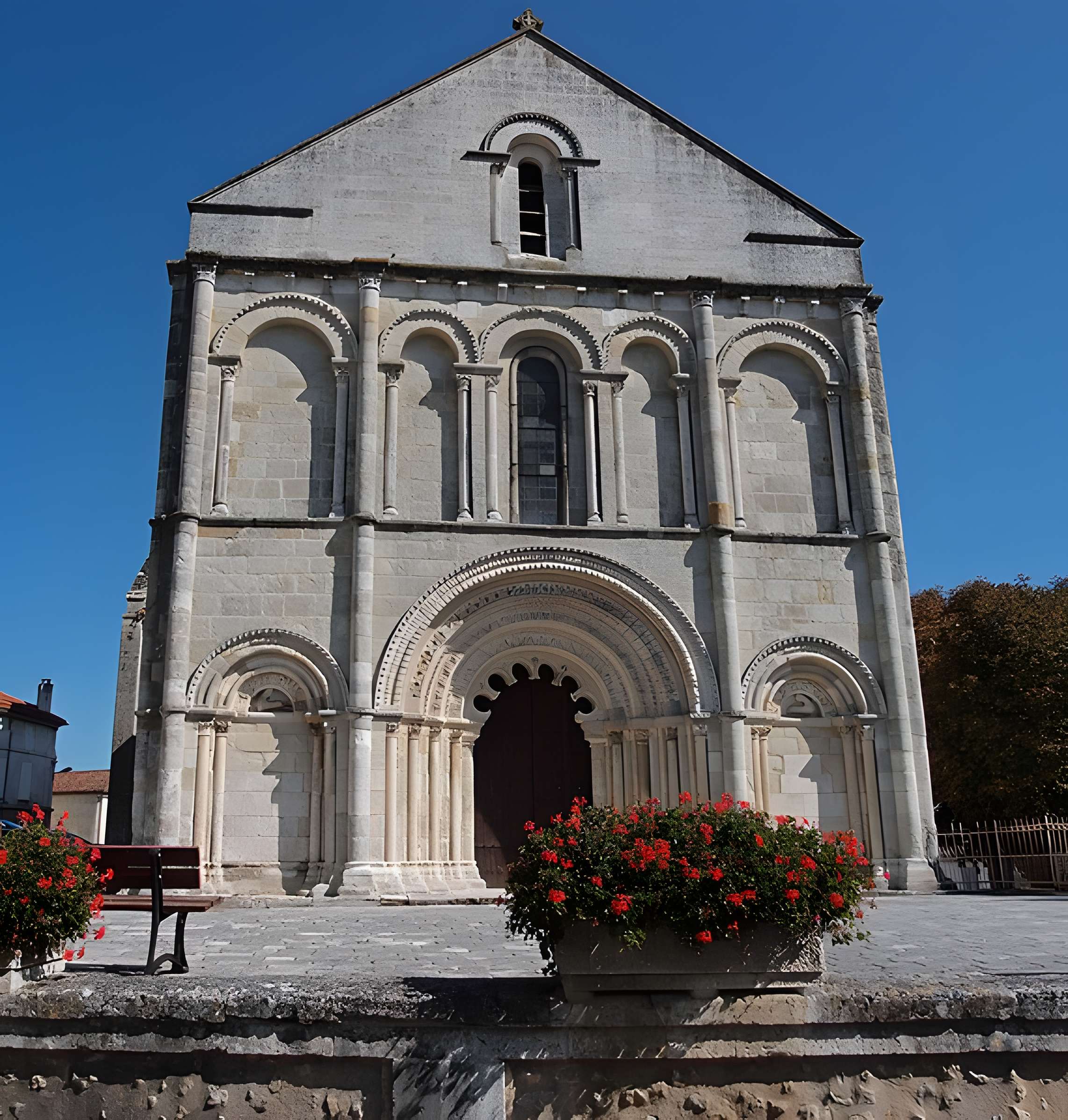 Église Saint-Denis de Montmoreau-Saint-Cybard