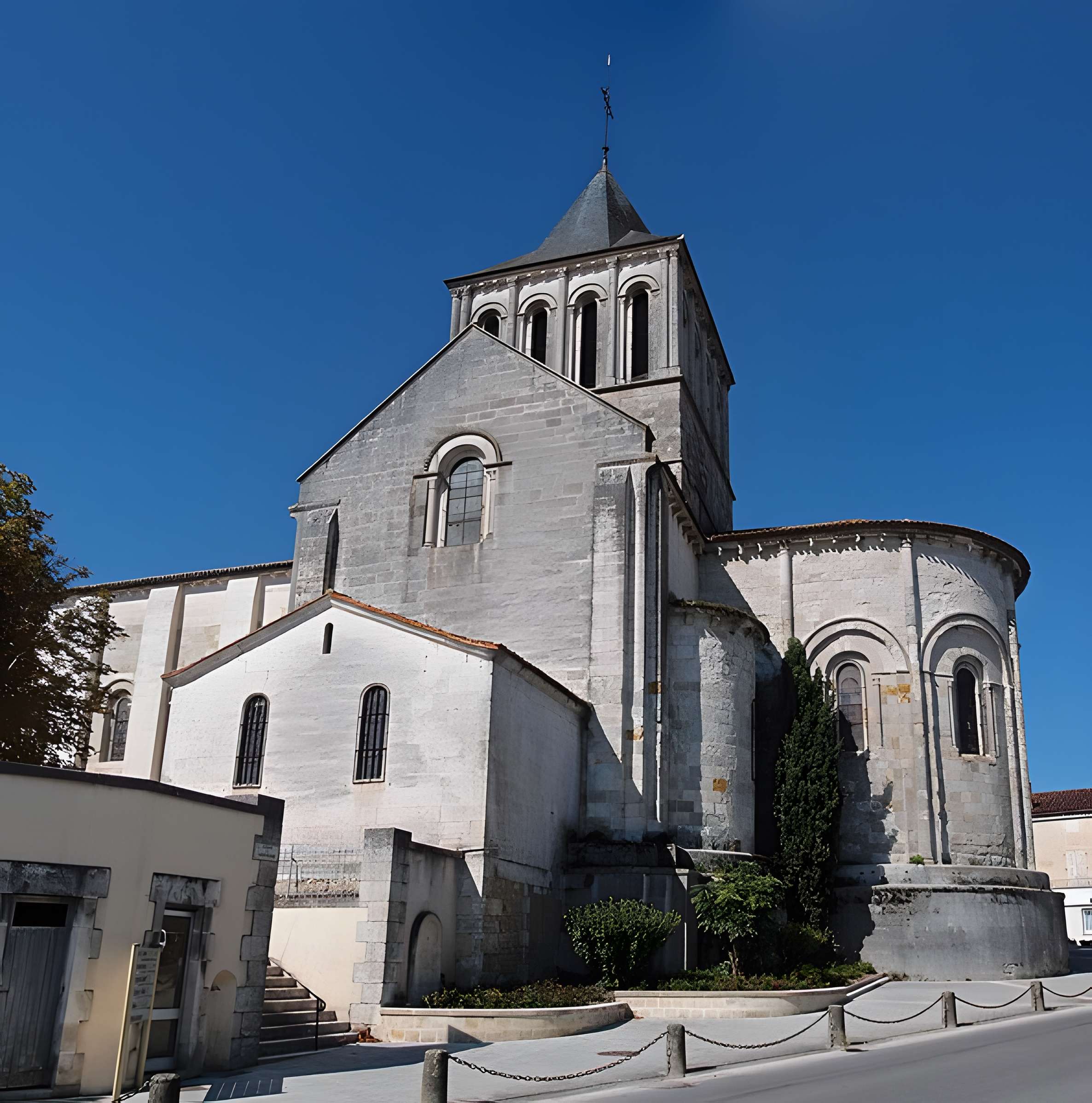 Église Saint-Denis de Montmoreau-Saint-Cybard