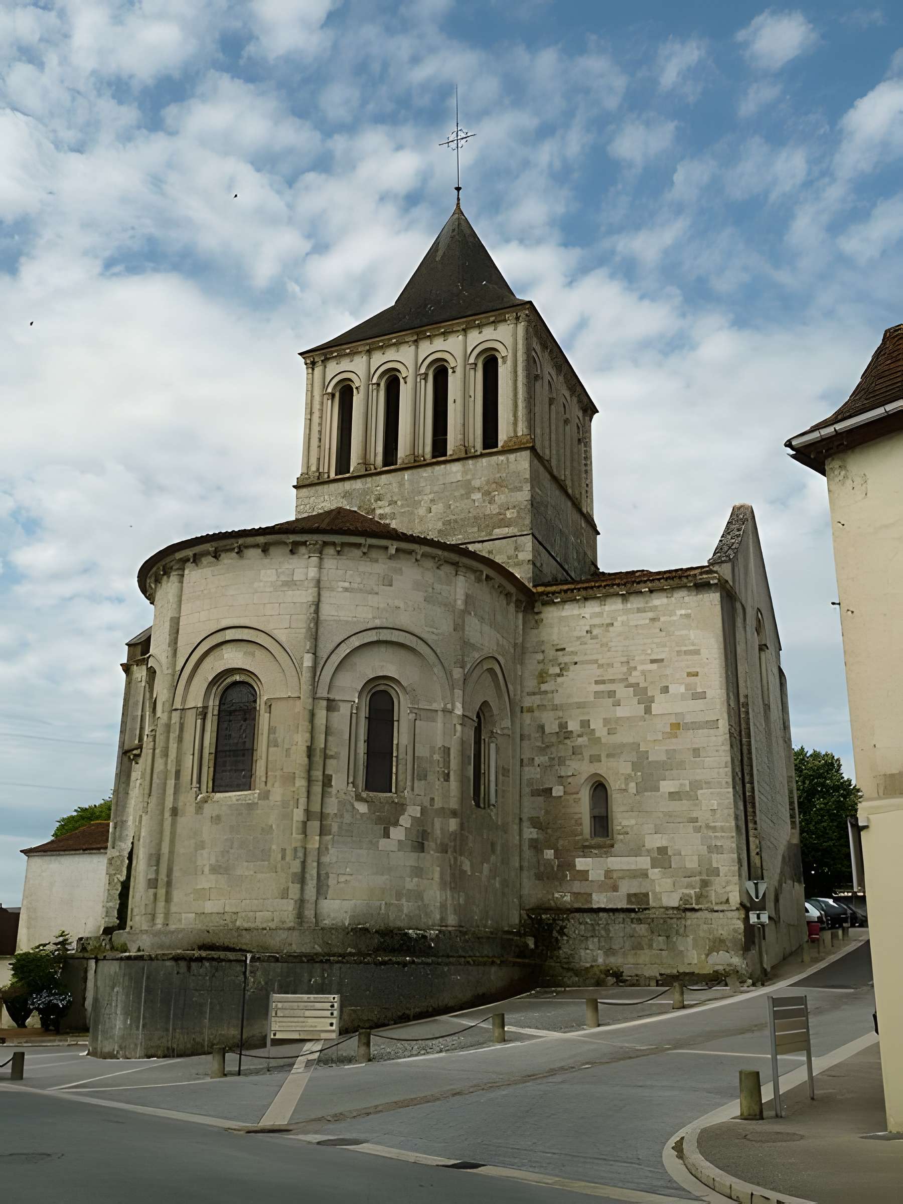 Église Saint-Denis de Montmoreau-Saint-Cybard