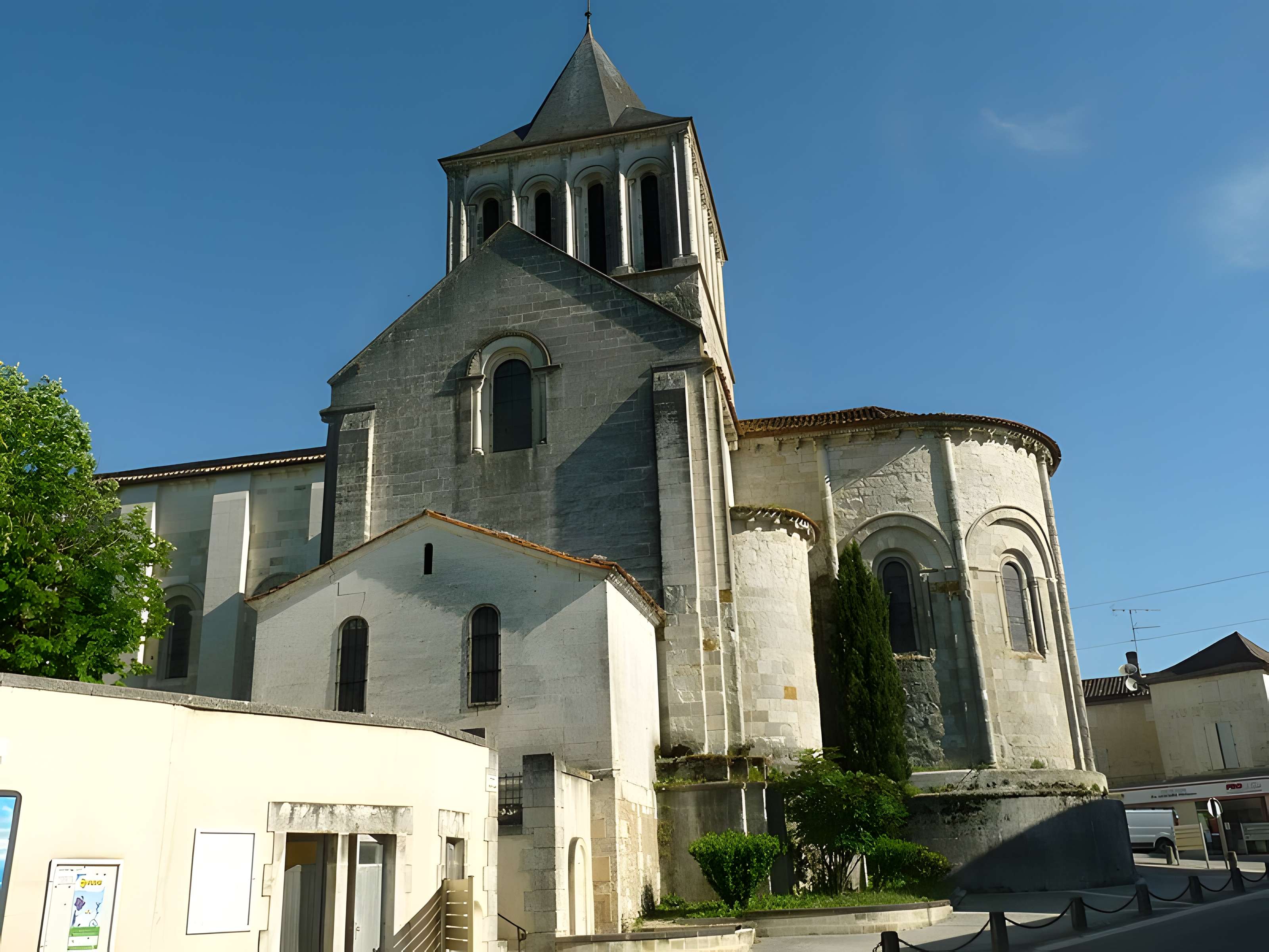 Église Saint-Denis de Montmoreau-Saint-Cybard