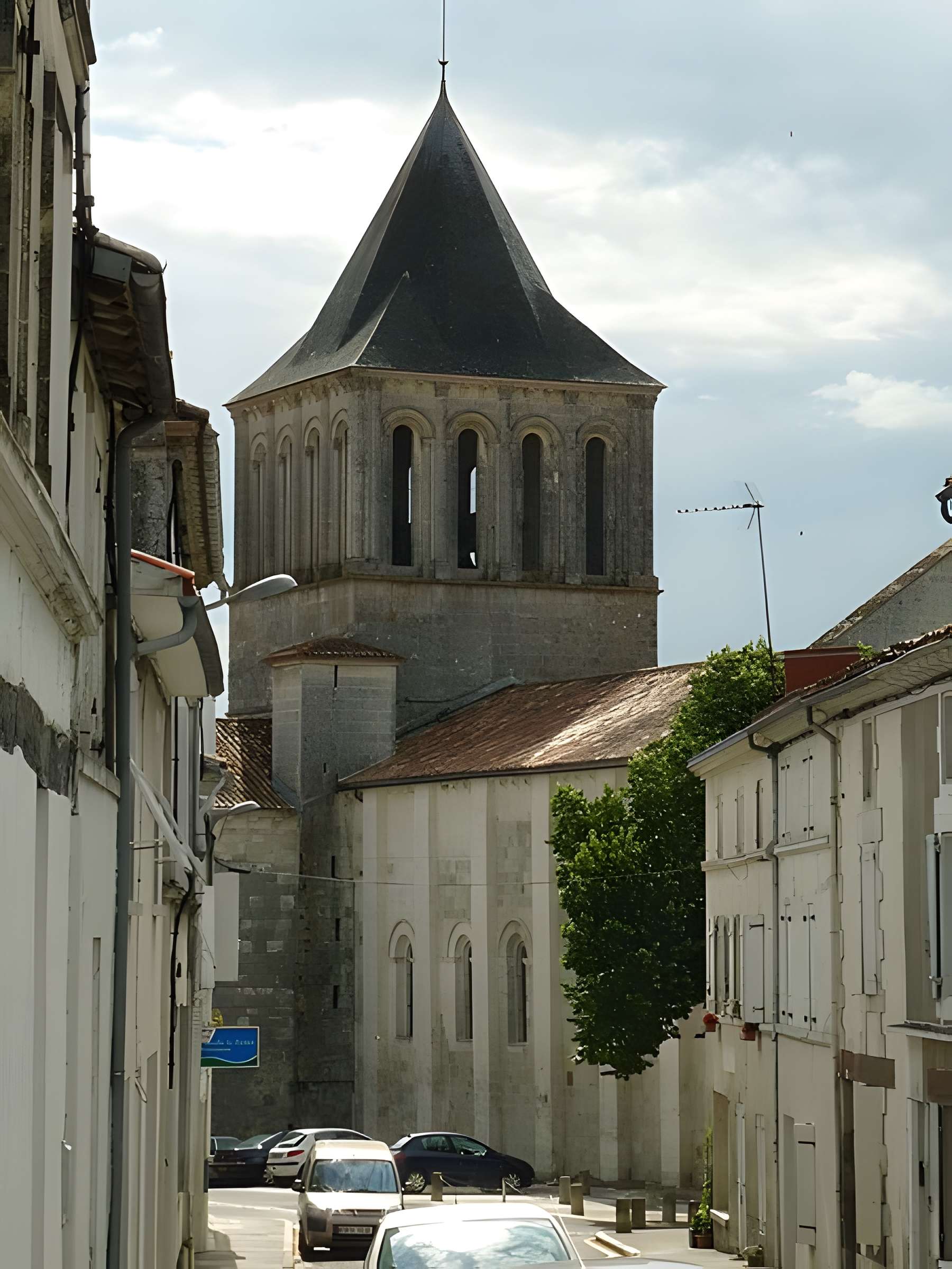 Église Saint-Denis de Montmoreau-Saint-Cybard
