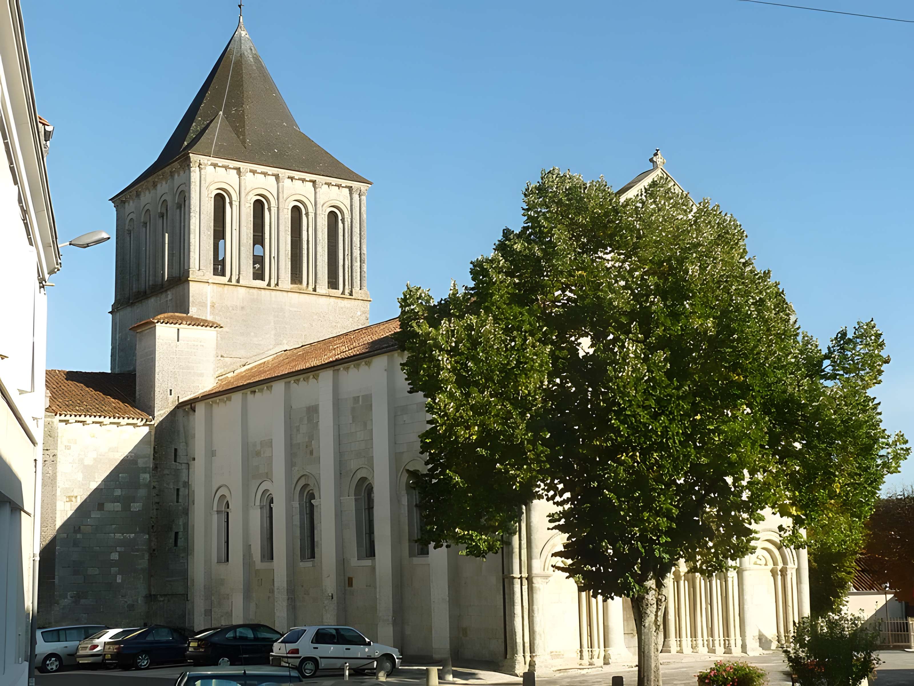 Église Saint-Denis de Montmoreau-Saint-Cybard