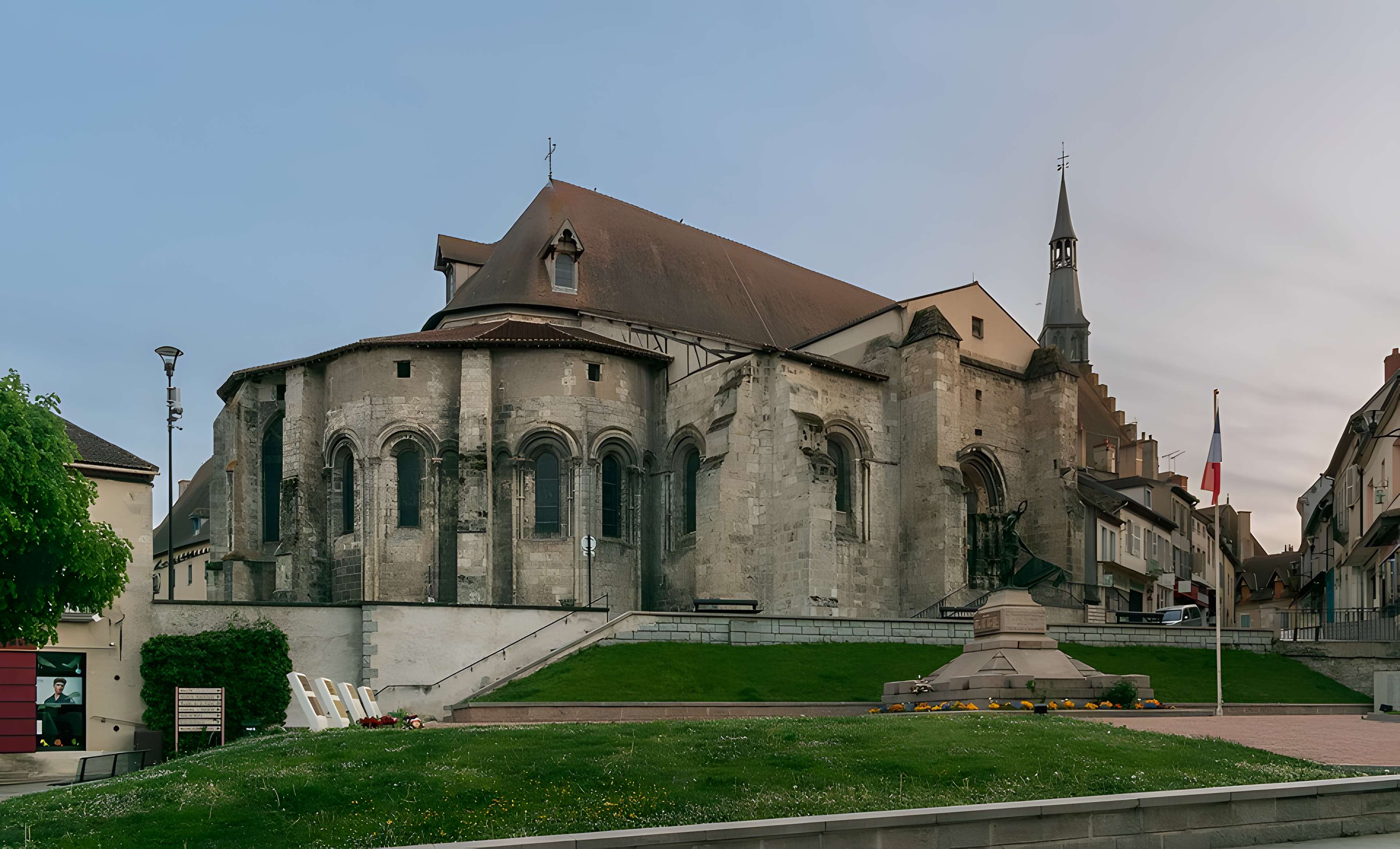 Église Sainte-Croix de Saint-Pourçain-sur-Sioule