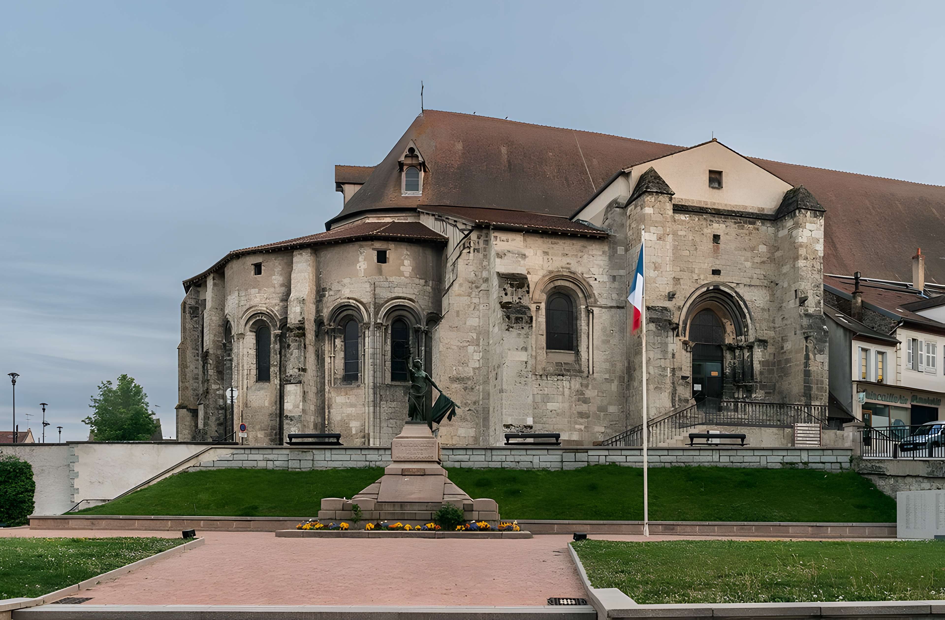 Église Sainte-Croix de Saint-Pourçain-sur-Sioule