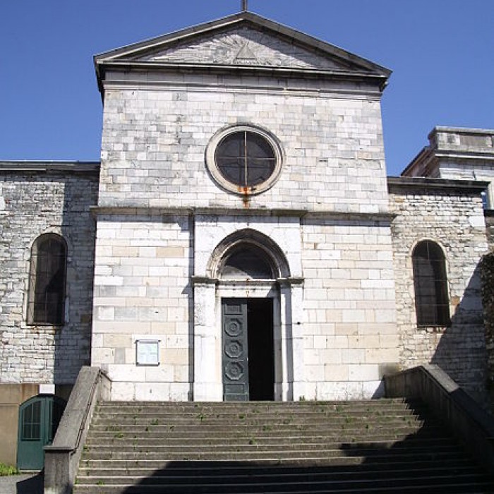 Photo de Eglise Saint-Irénée et calvaire