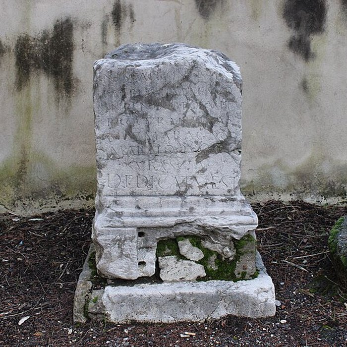 Photo de Eglise Saint-Irénée et calvaire