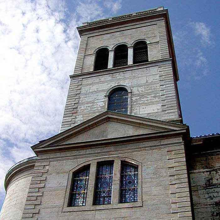 Photo de Eglise Saint-Irénée et calvaire