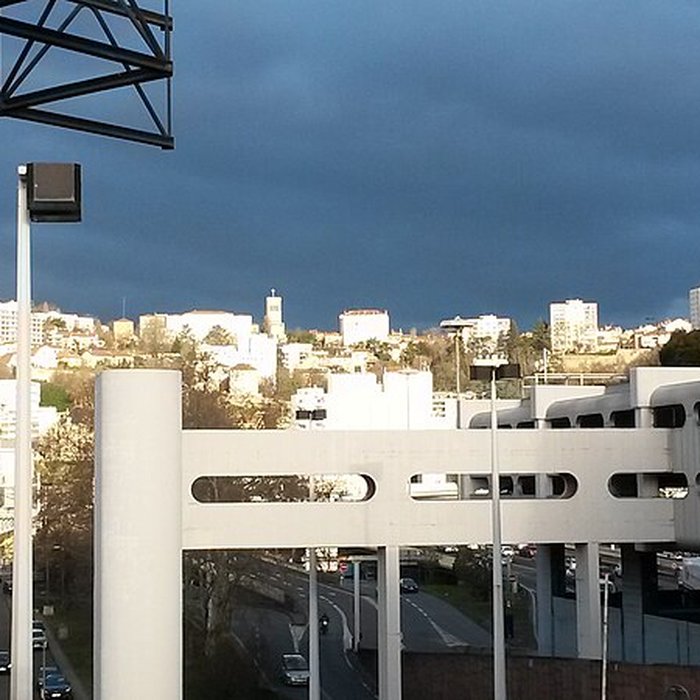 Photo de Eglise Saint-Irénée et calvaire