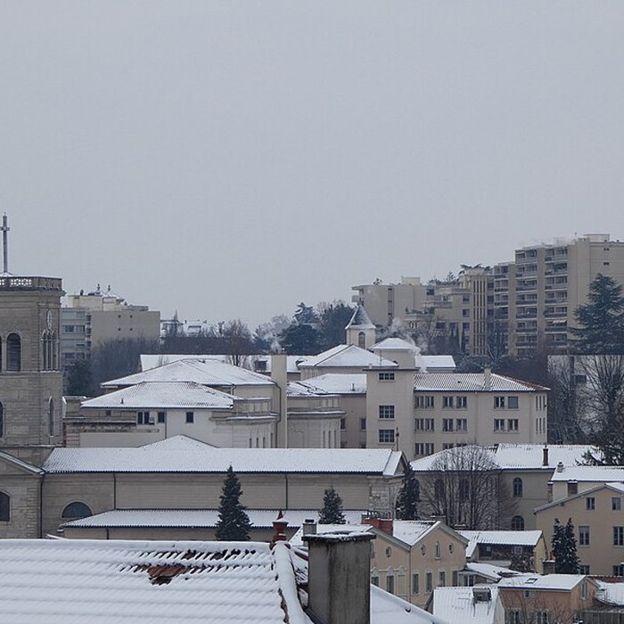 Photo de Eglise Saint-Irénée et calvaire
