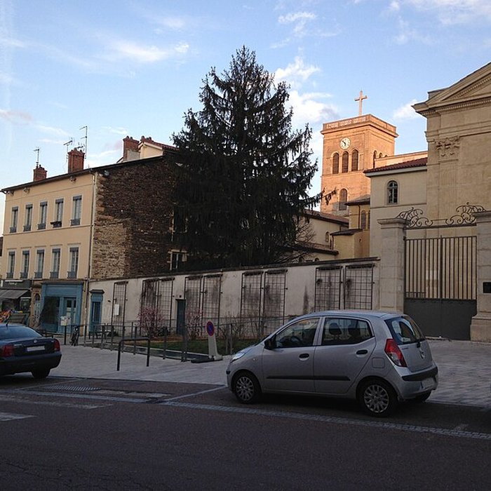 Photo de Eglise Saint-Irénée et calvaire