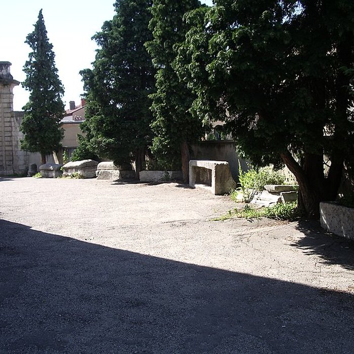 Photo de Eglise Saint-Irénée et calvaire