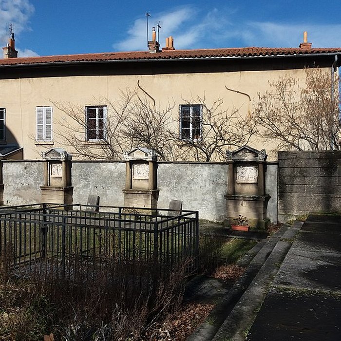 Photo de Eglise Saint-Irénée et calvaire