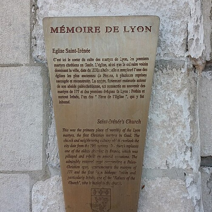 Photo de Eglise Saint-Irénée et calvaire