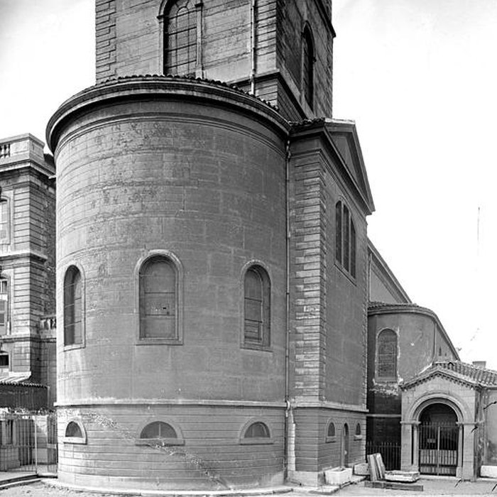 Photo de Eglise Saint-Irénée et calvaire