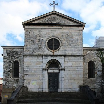 Eglise Saint-Irénée et calvaire