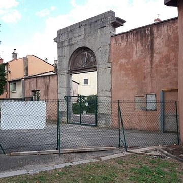 Eglise Saint-Irénée et calvaire