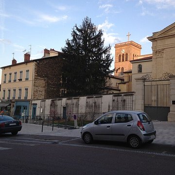 Eglise Saint-Irénée et calvaire