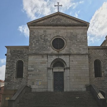 Eglise Saint-Irénée et calvaire