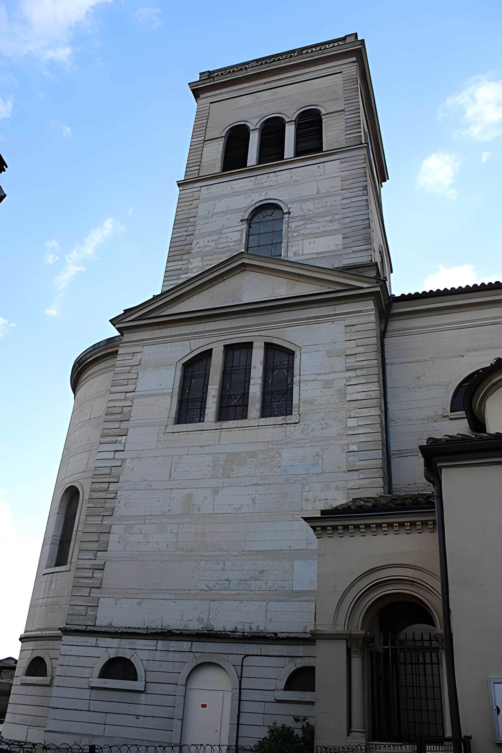 Eglise Saint-Irénée et calvaire
