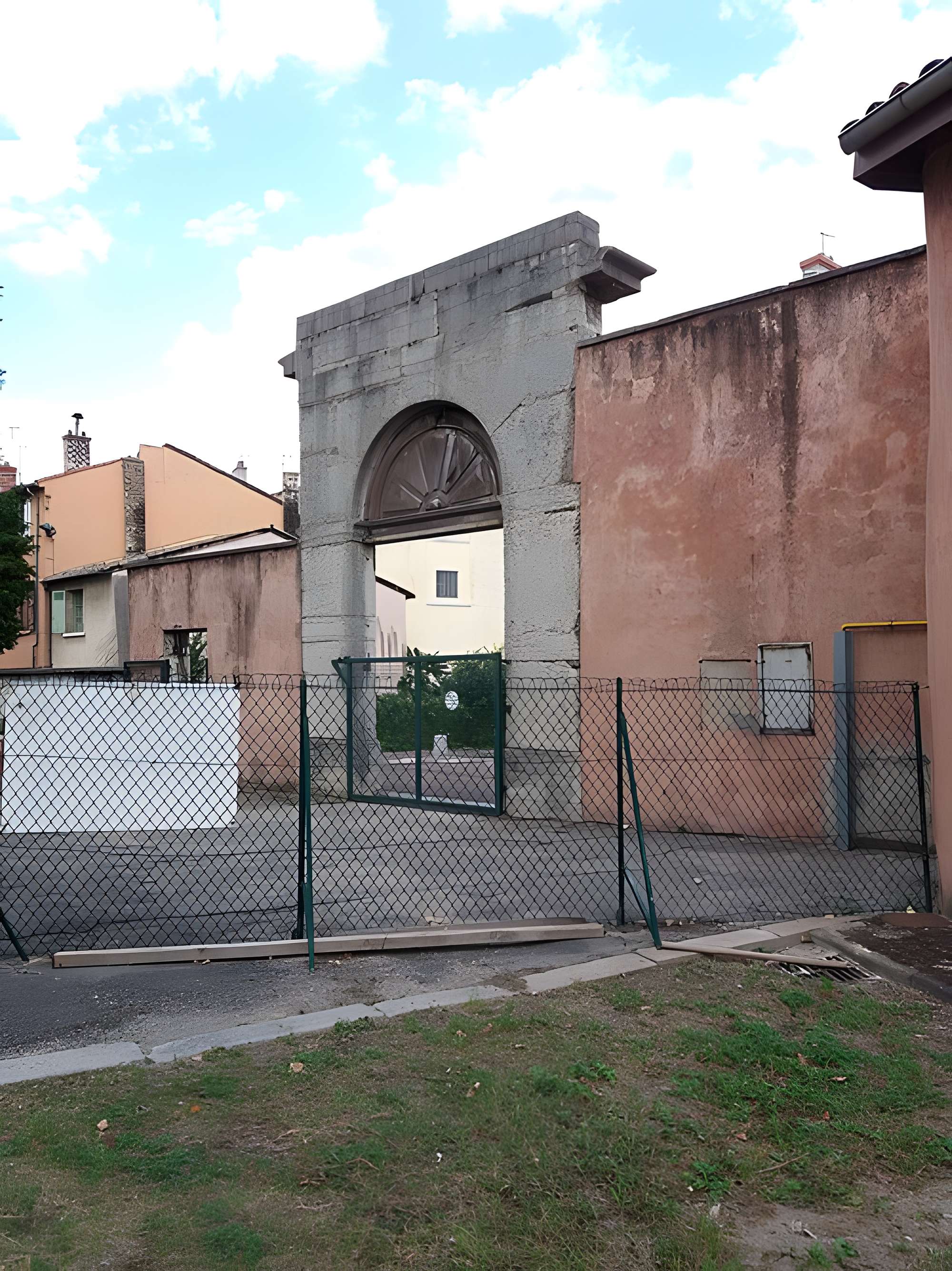 Eglise Saint-Irénée et calvaire