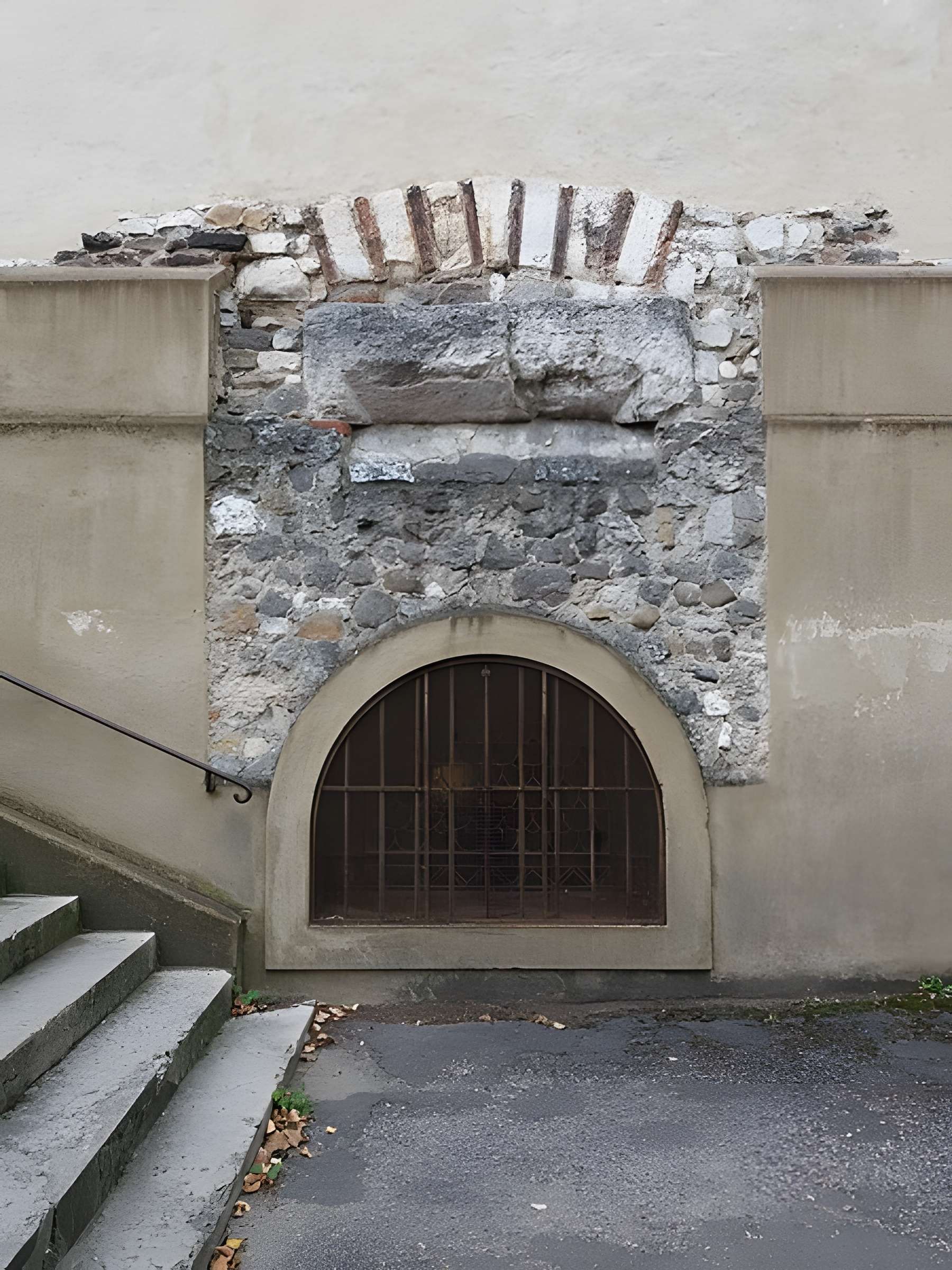 Eglise Saint-Irénée et calvaire