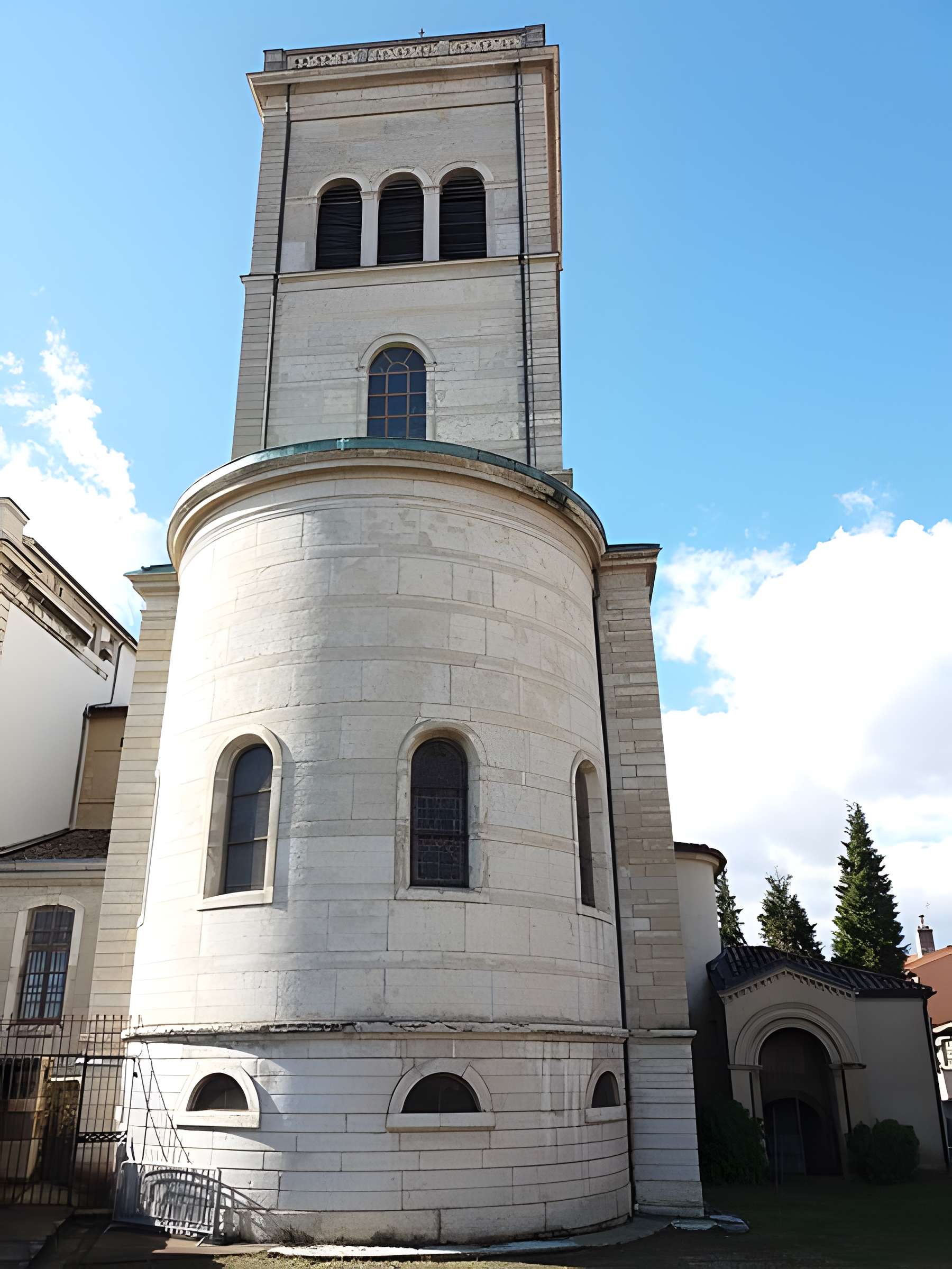 Eglise Saint-Irénée et calvaire