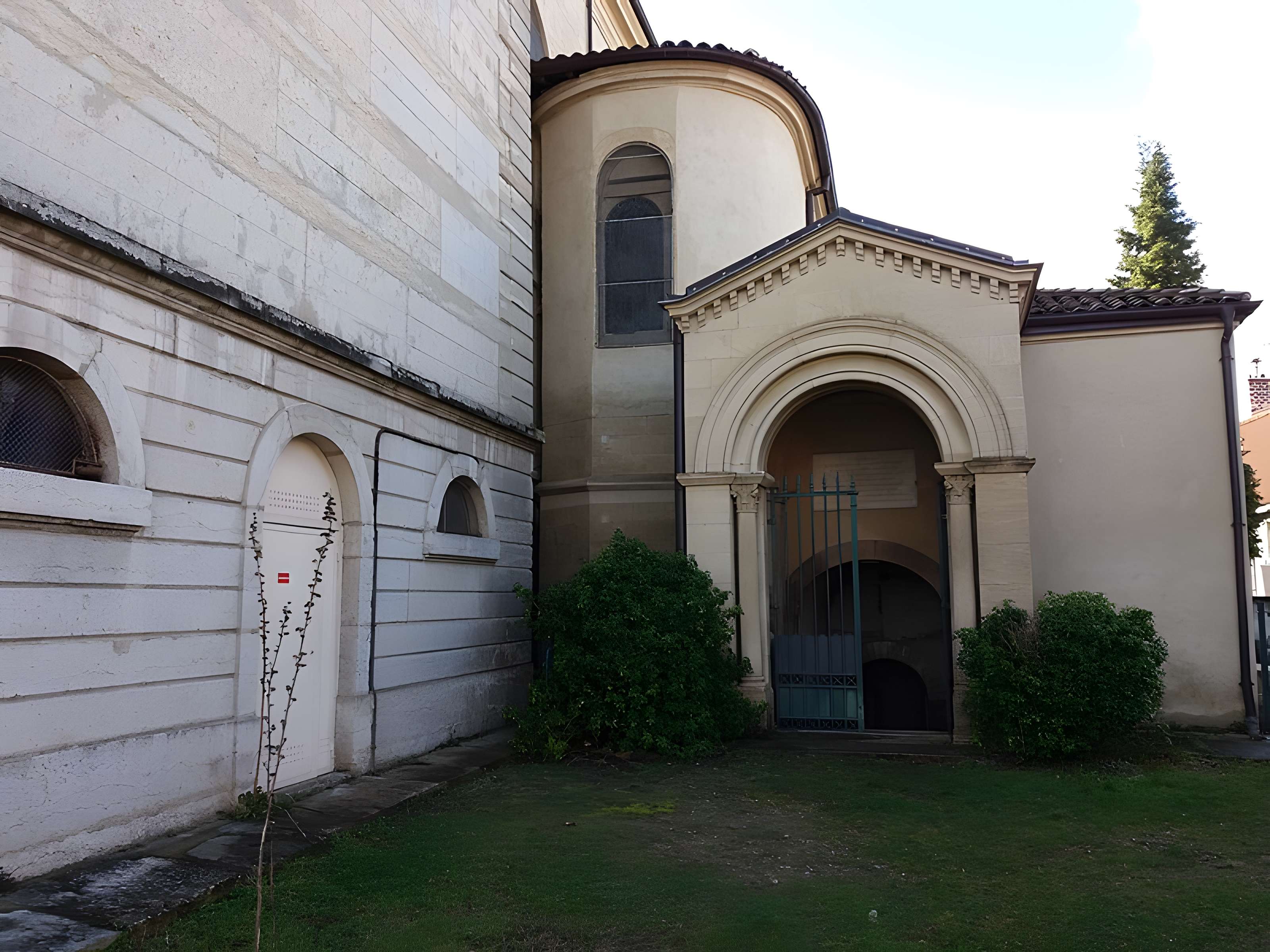 Eglise Saint-Irénée et calvaire