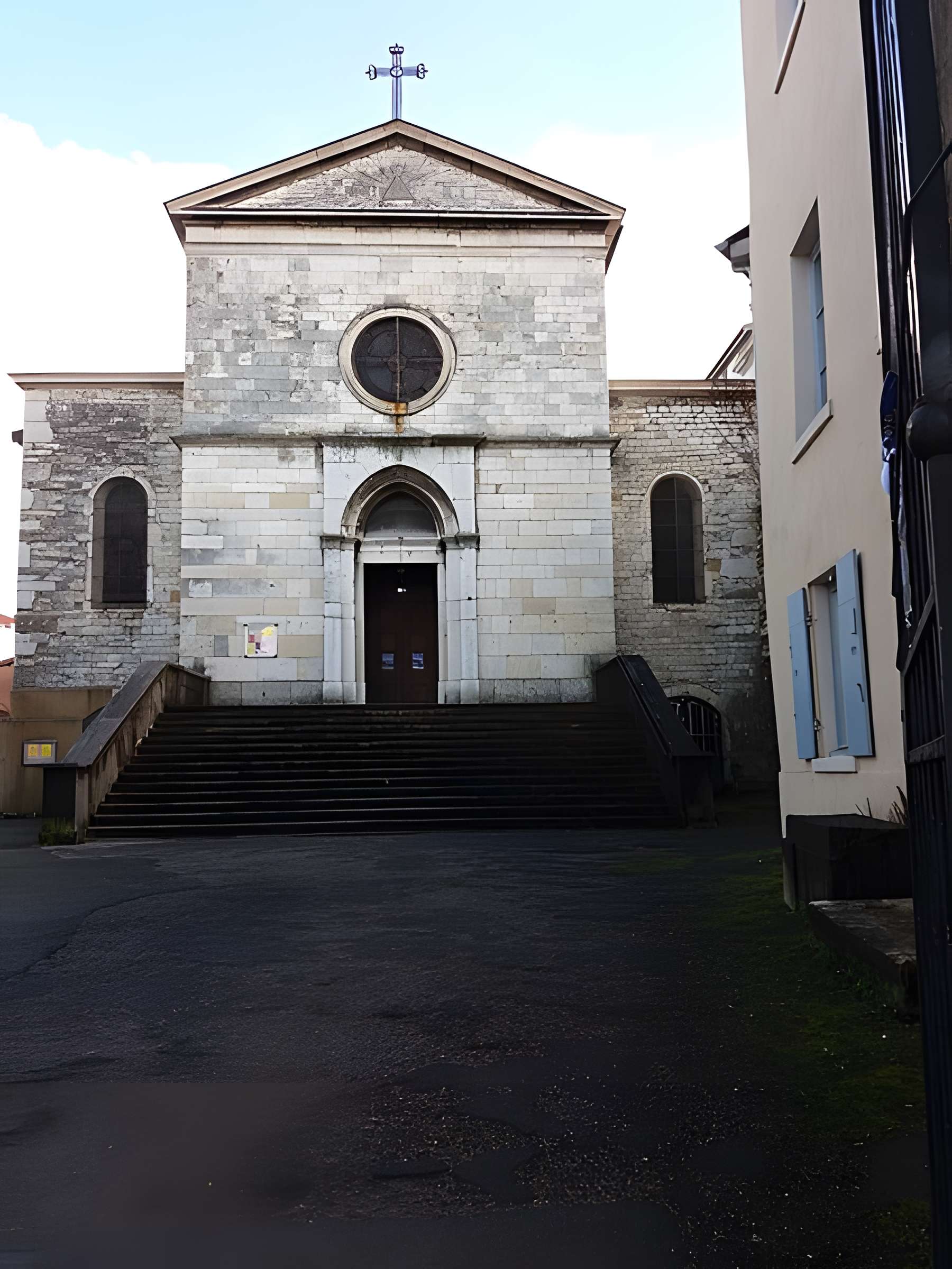 Eglise Saint-Irénée et calvaire