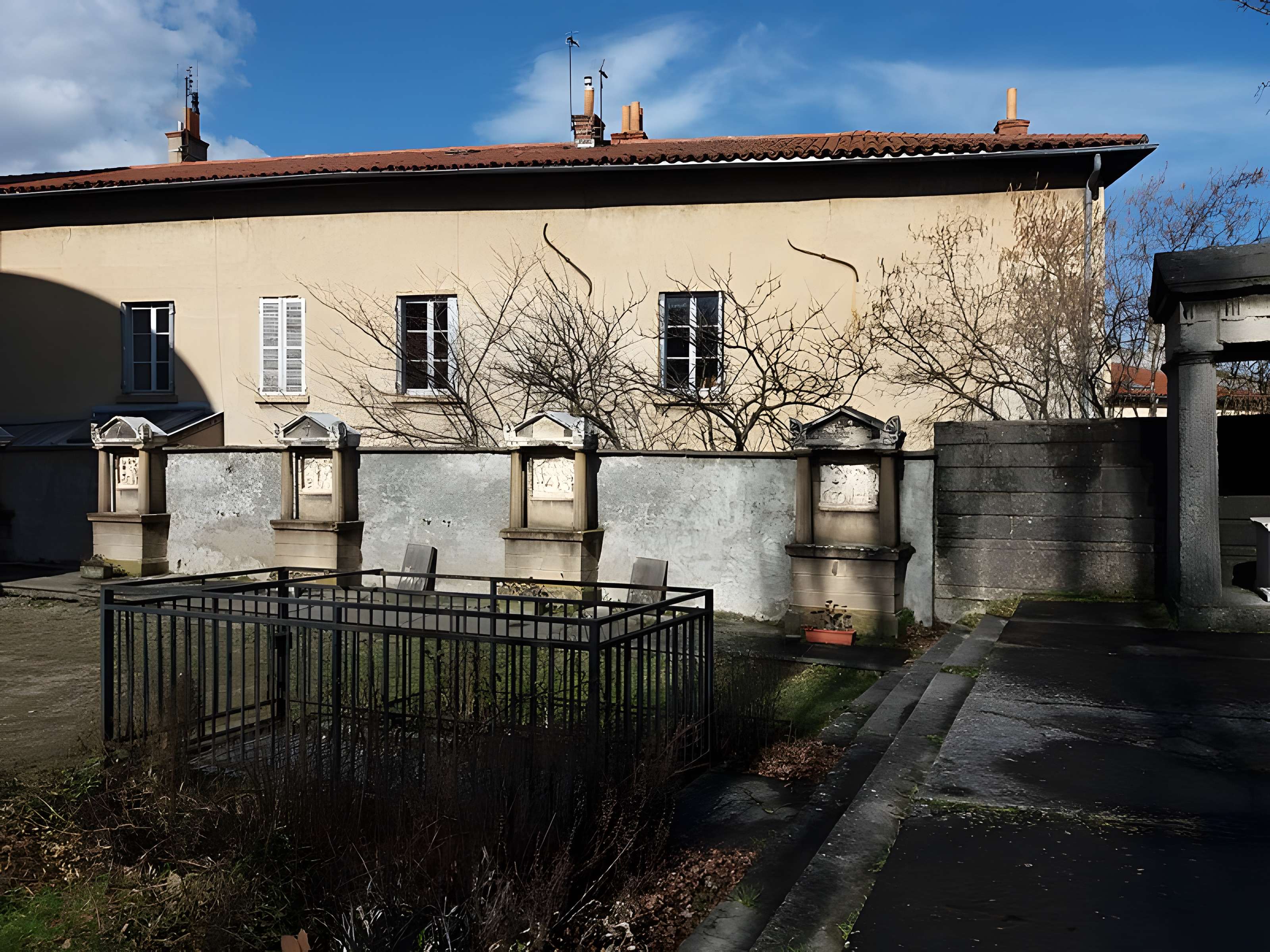 Eglise Saint-Irénée et calvaire