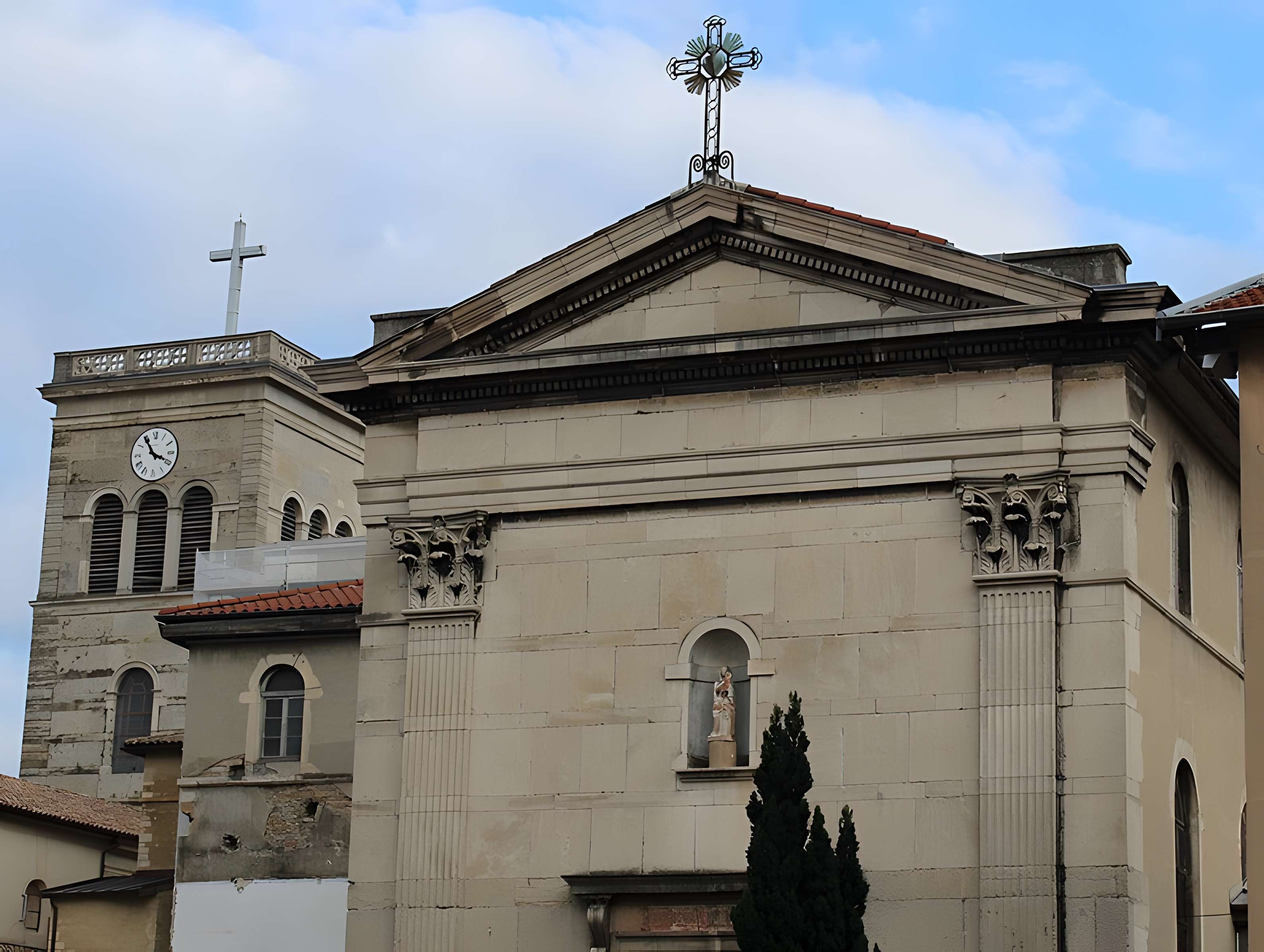 Eglise Saint-Irénée et calvaire