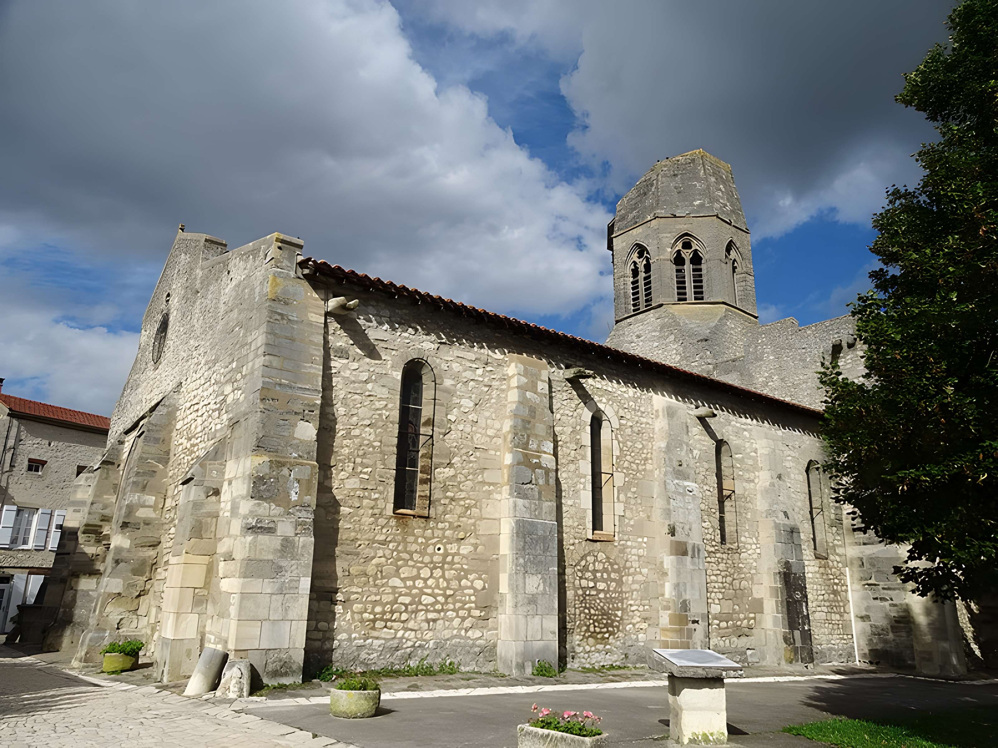 Église Saint-Jean-Baptiste de Charroux
