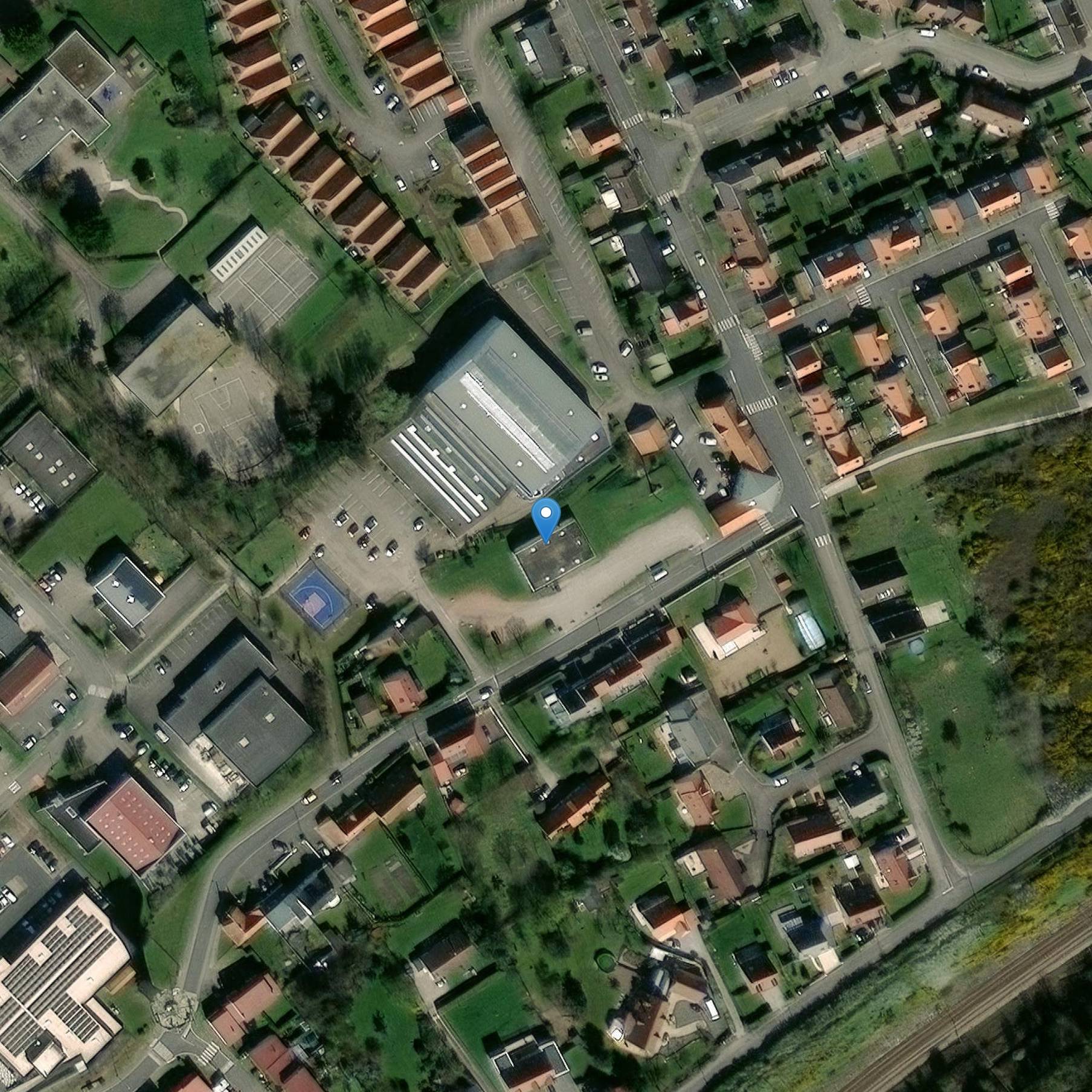 Photo de Courgainのキリストの復活の教会