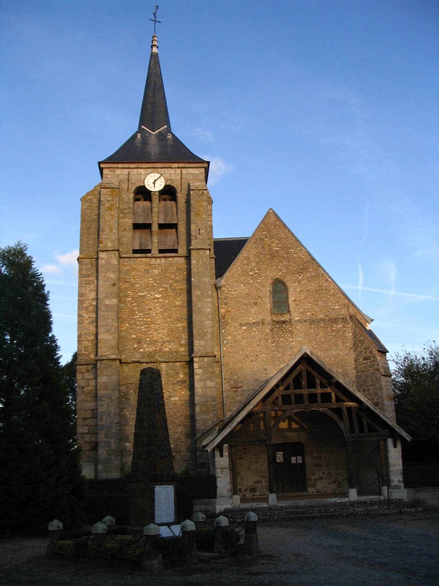 Photo de Saint Peter's Church of Crisenoy