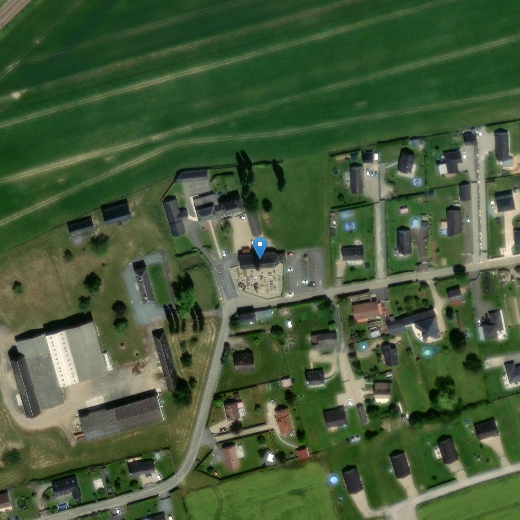 Photo de エストトゥルヴィル・エコールの聖トリニティ教会